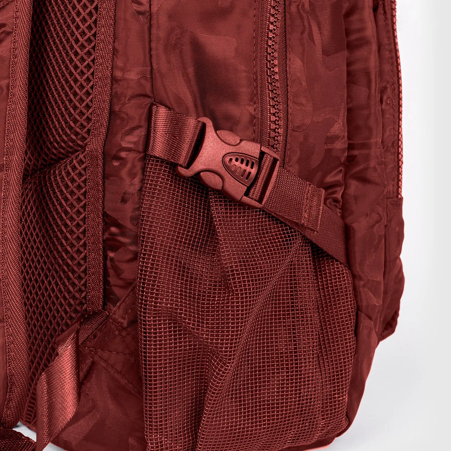 Venum Challenger Pro BackPack (20-25L) - Camo/Burgundy детайл мрежест джоб и катарама