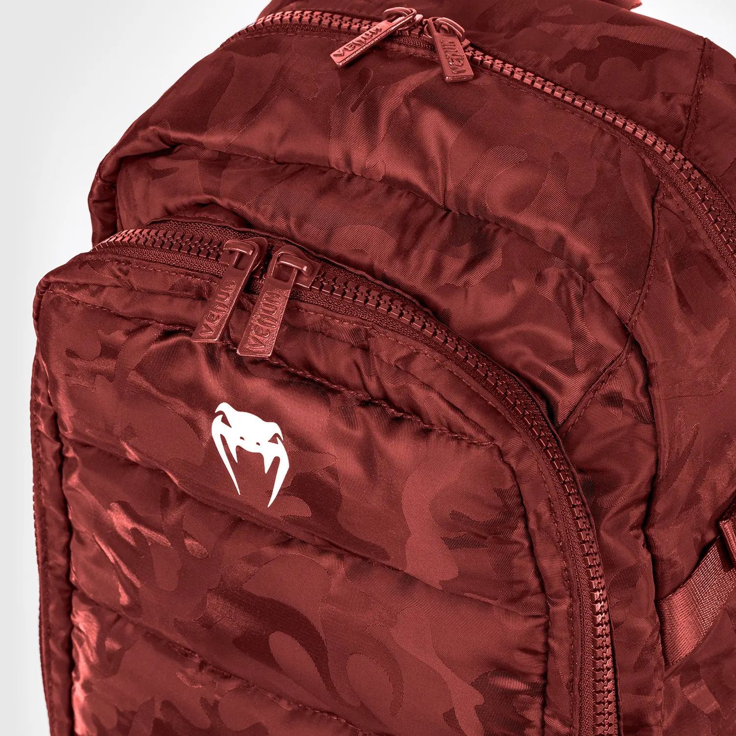 Venum Challenger Pro BackPack (20-25L) - Camo/Burgundy отворен преден джоб с цип