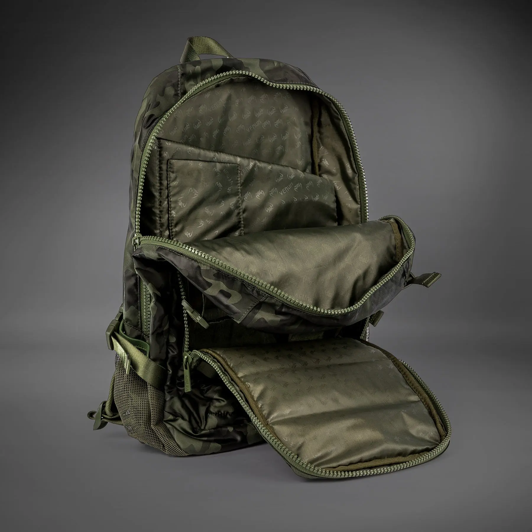 Venum Challenger Pro BackPack (20-25L) - Khaki/Camo, отворен основен джоб и преден джоб