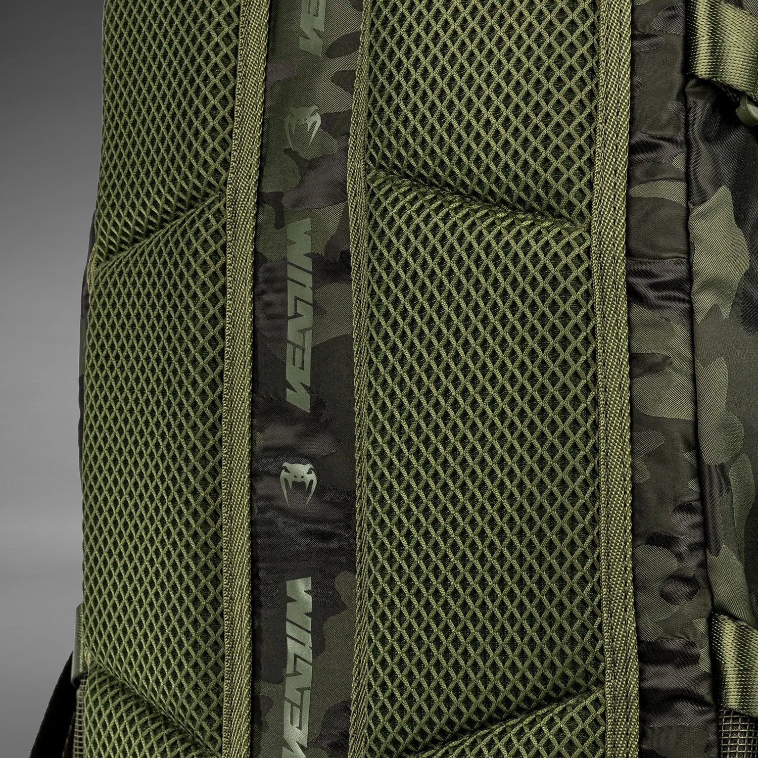 Venum Challenger Pro BackPack (20-25L) - Khaki/Camo, детайли на гърба с мрежест плат