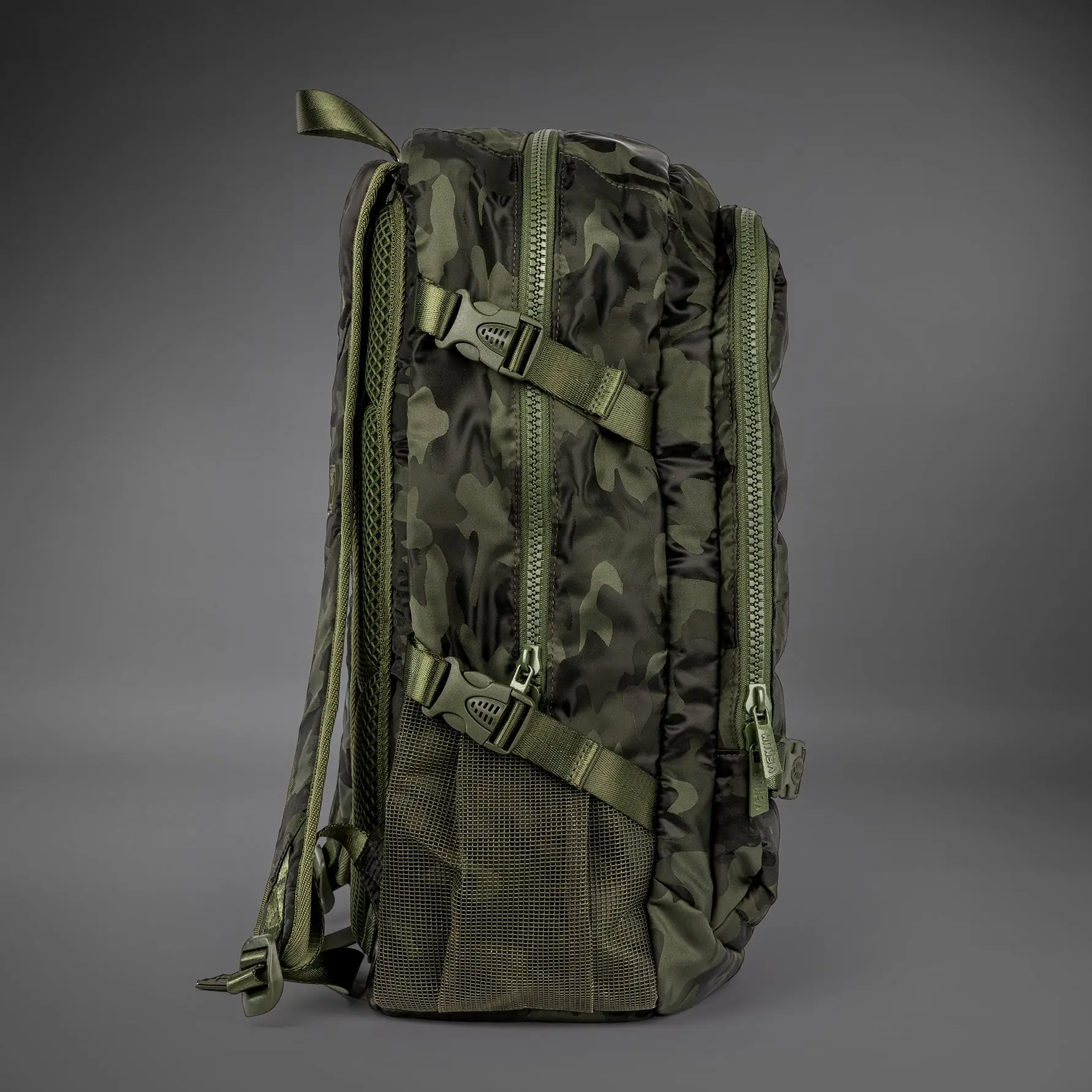 Venum Challenger Pro BackPack (20-25L) - Khaki/Camo, ляв страничен изглед с катарами