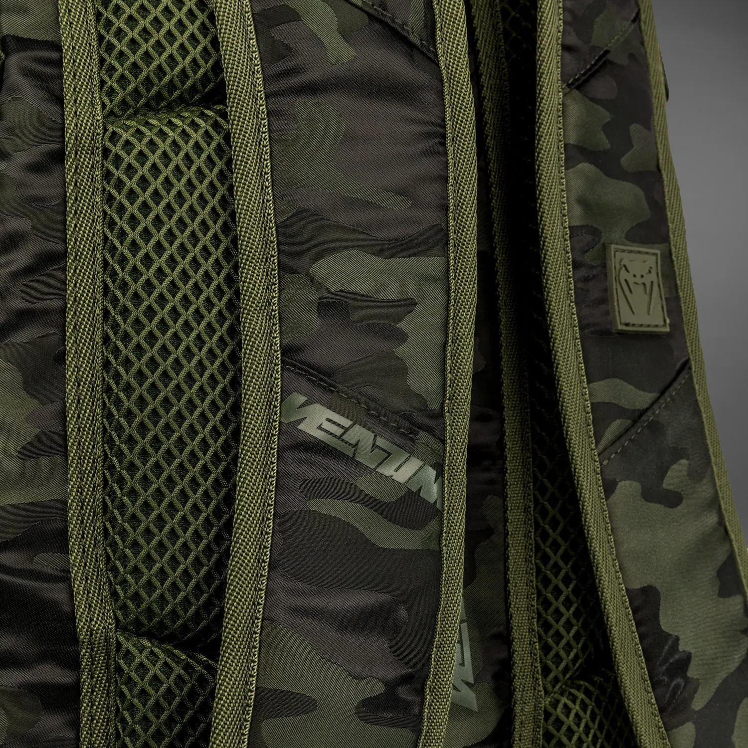 Venum Challenger Pro BackPack (20-25L) - Khaki/Camo, близък план на гърба с логото Venum