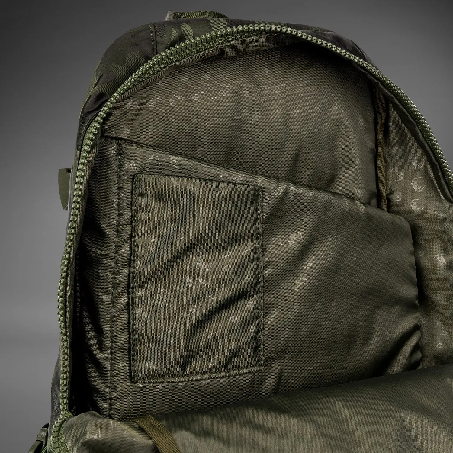 Venum Challenger Pro BackPack (20-25L) - Khaki/Camo, отворен преден джоб с вътрешен органайзер