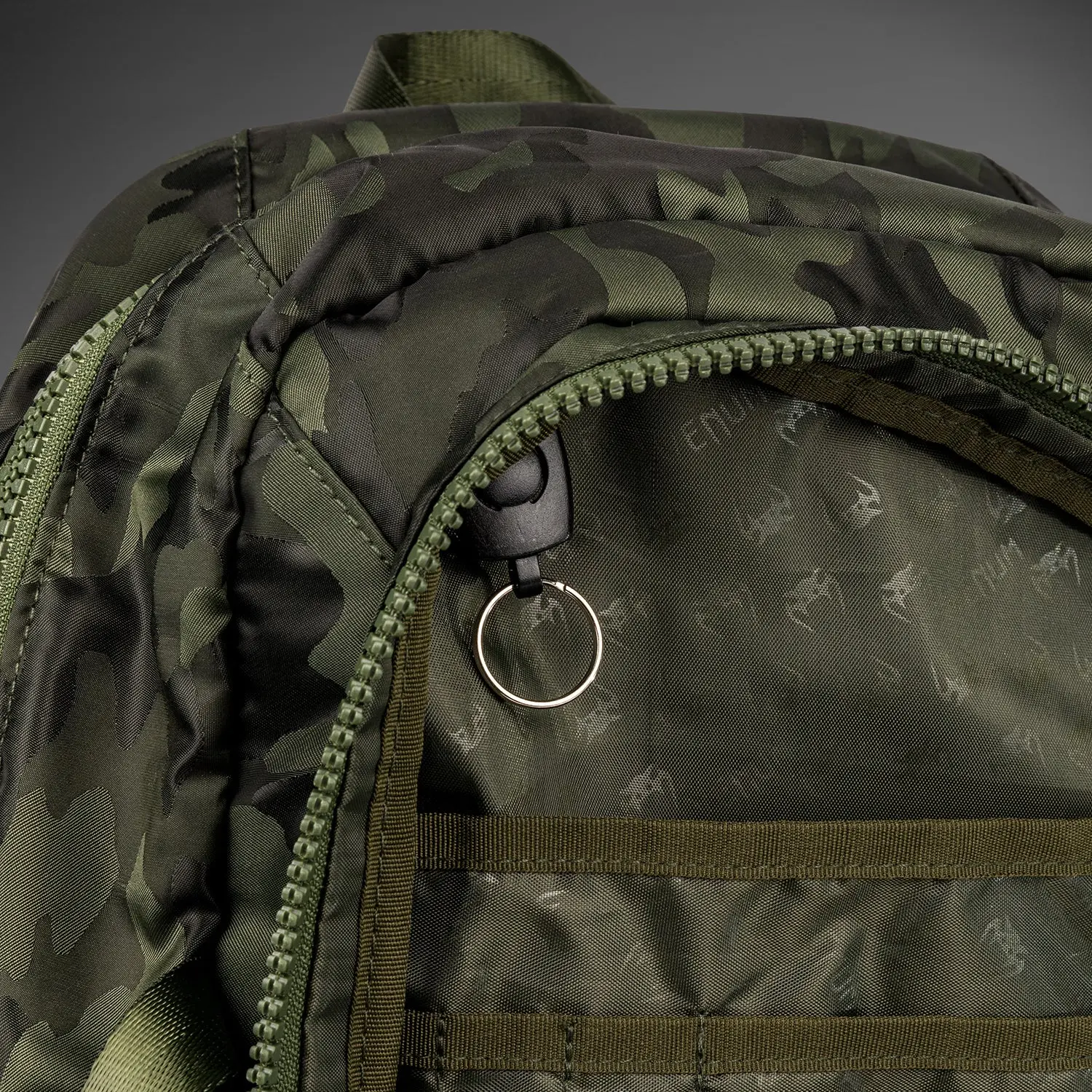 Venum Challenger Pro BackPack (20-25L) - Khaki/Camo, близък план на ципа с халка