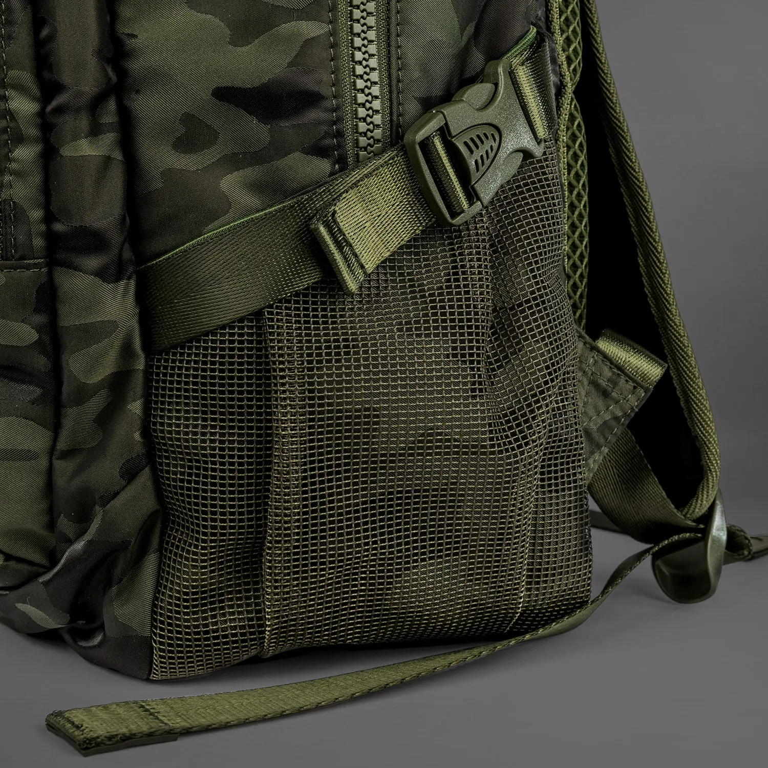 Venum Challenger Pro BackPack (20-25L) - Khaki/Camo, детайл на страничния джоб с мрежеста материя