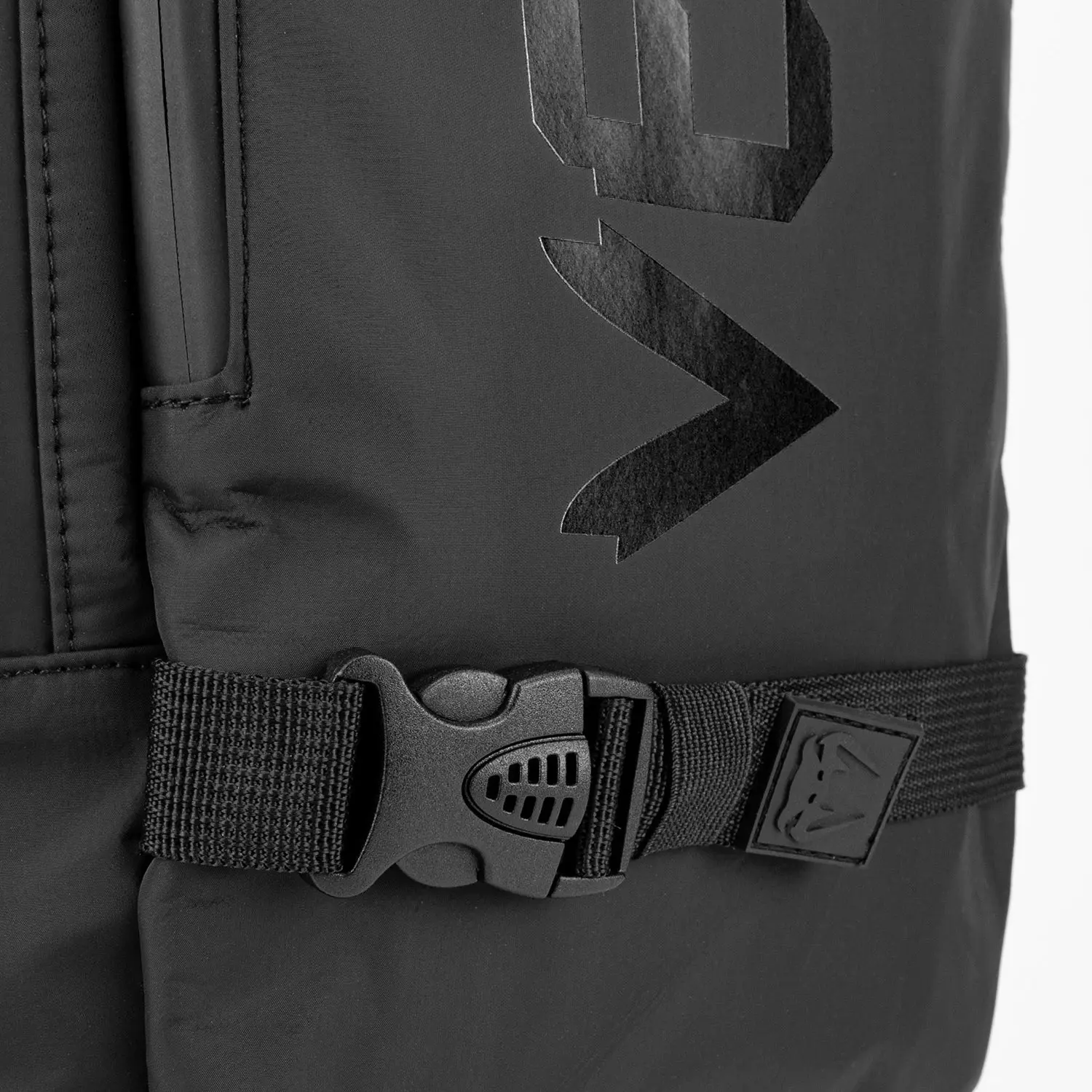 Venum Challenger Pro Evo BackPack (20-25L) - Black, детайл на катарама и лого