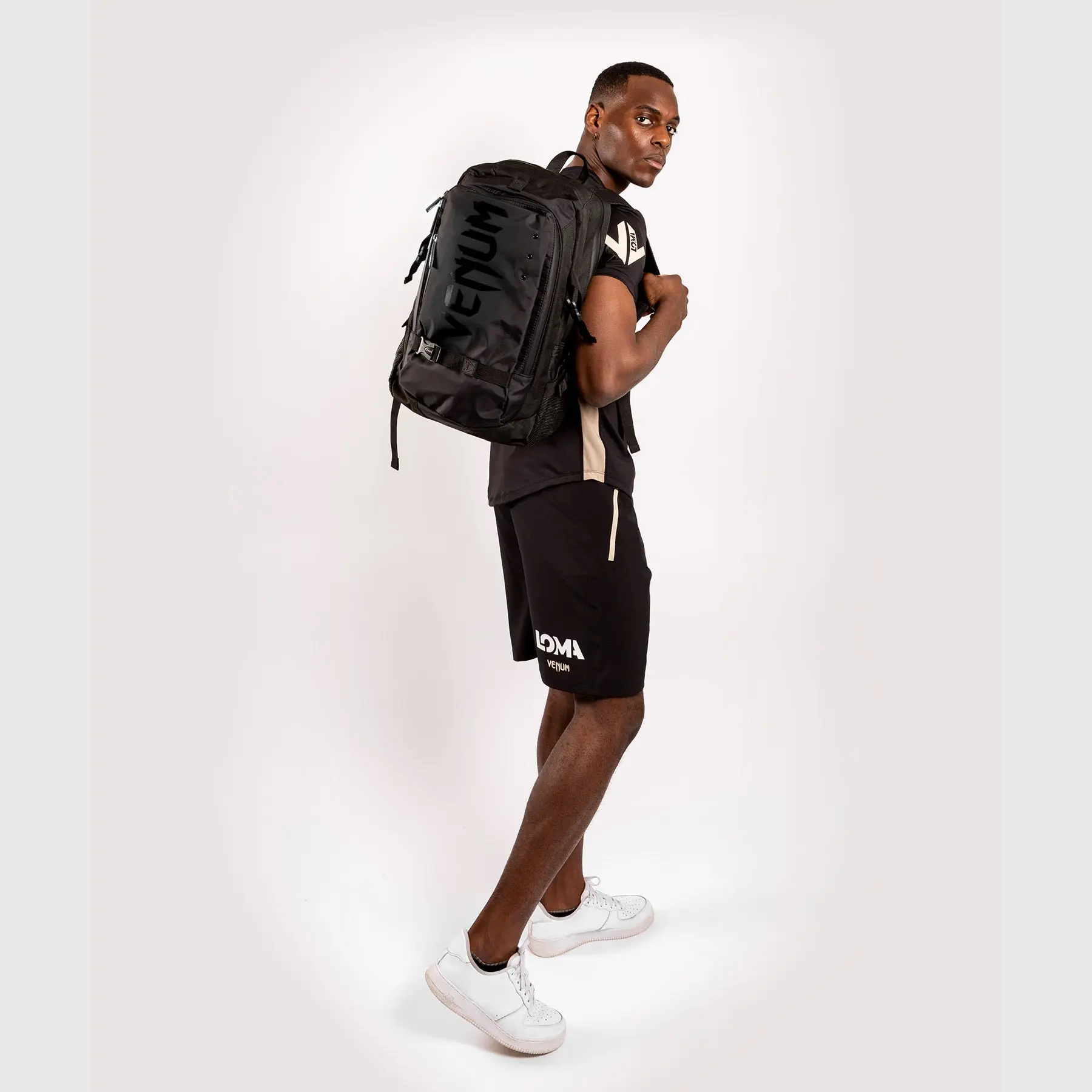 Venum Challenger Pro Evo BackPack (20-25L) - Black, показан на модел