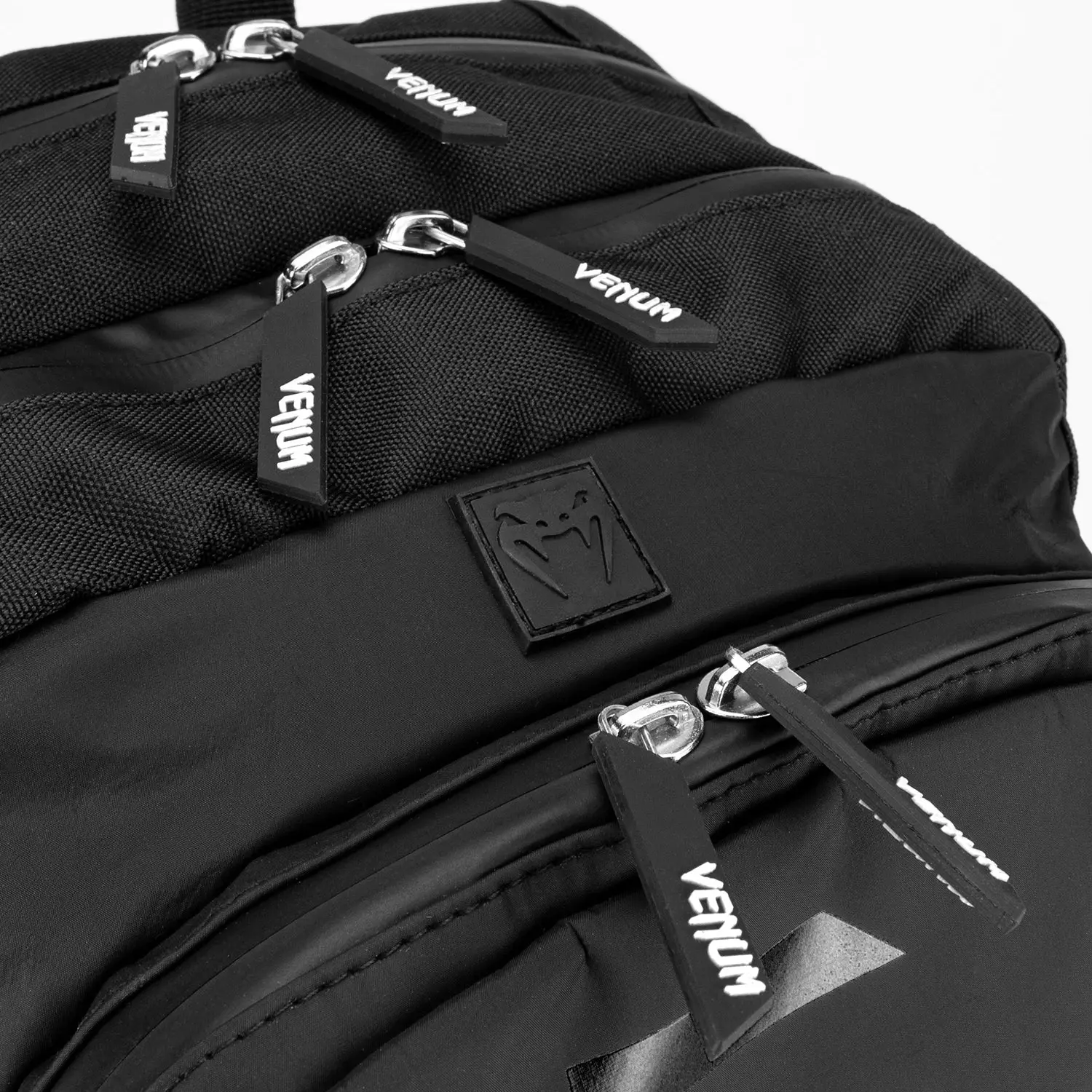 Venum Challenger Pro Evo BackPack (20-25L) - Black, детайли на ципове и лого
