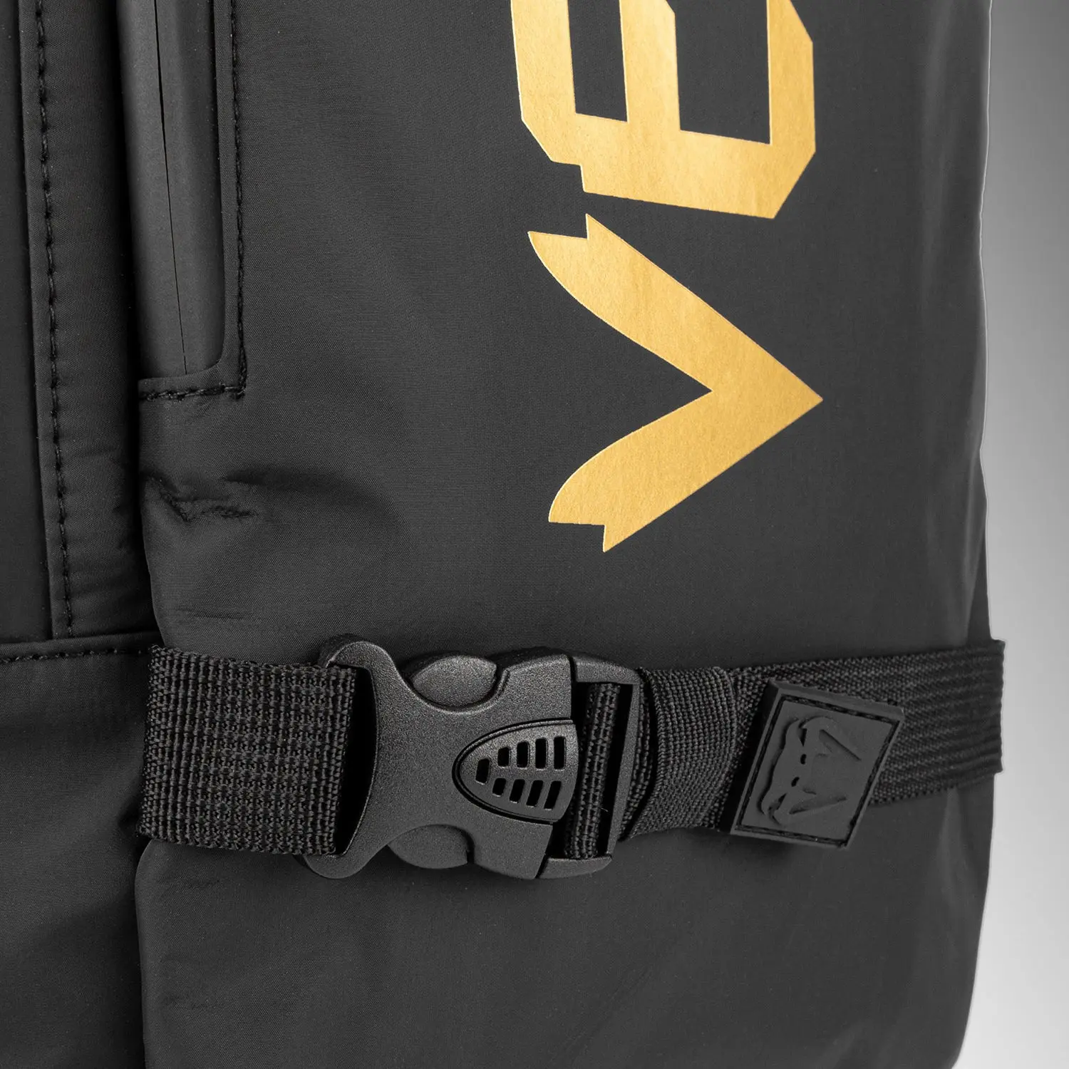 Venum Challenger Pro Evo BackPack (20-25L) - Black/Gold детайл катарама