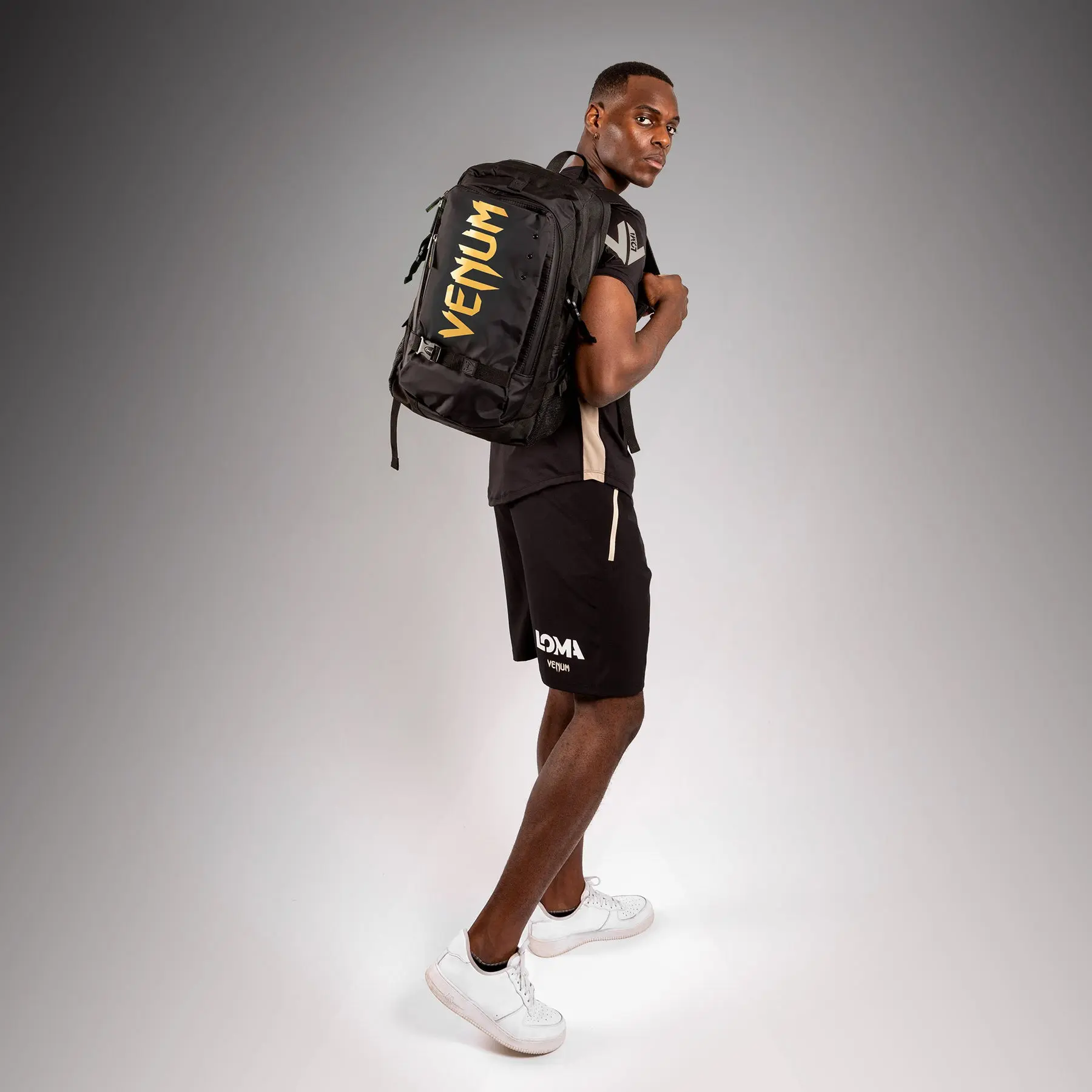 Venum Challenger Pro Evo BackPack (20-25L) - Black/Gold показан с мъж