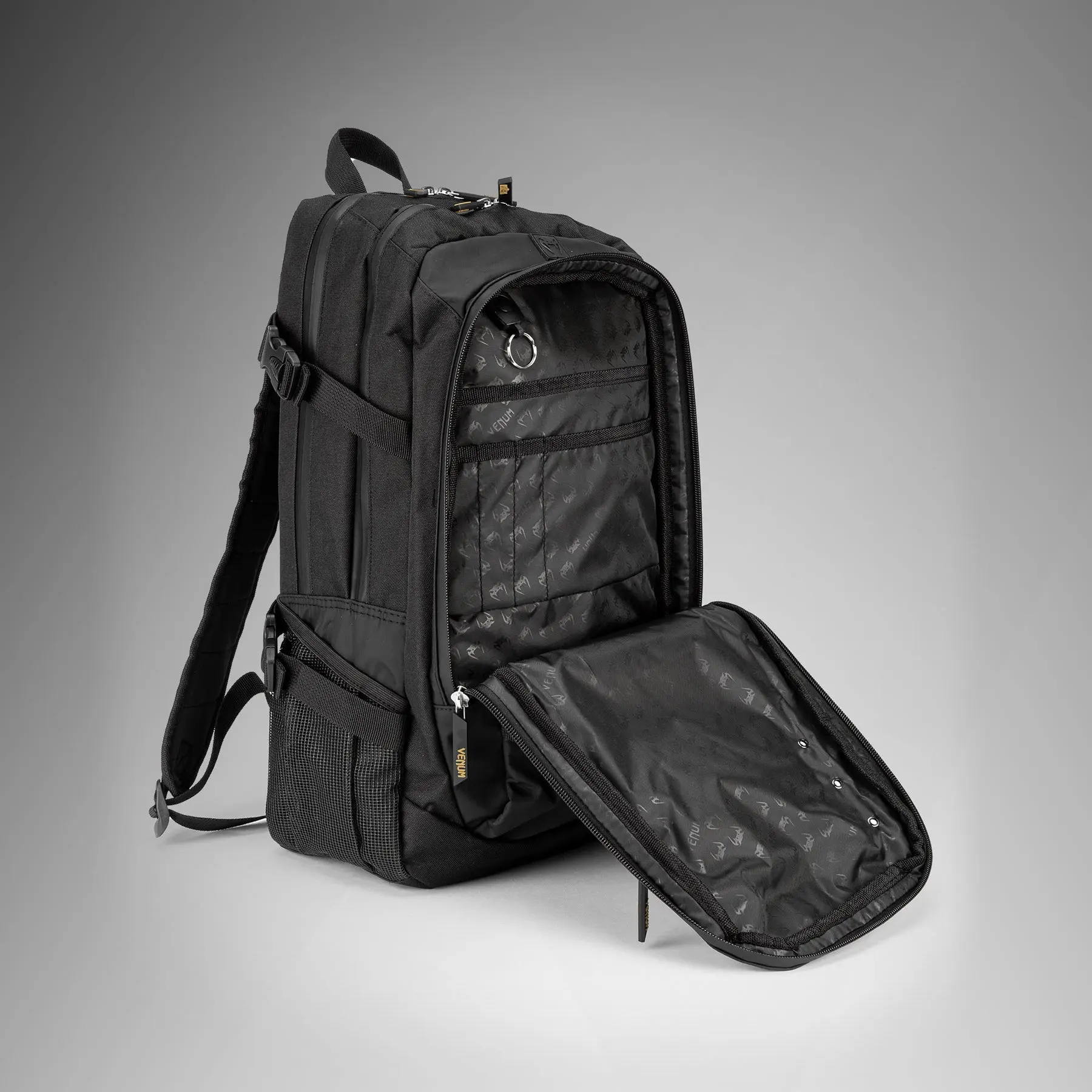 Venum Challenger Pro Evo BackPack (20-25L) - Black/Gold отворен основен преден джоб