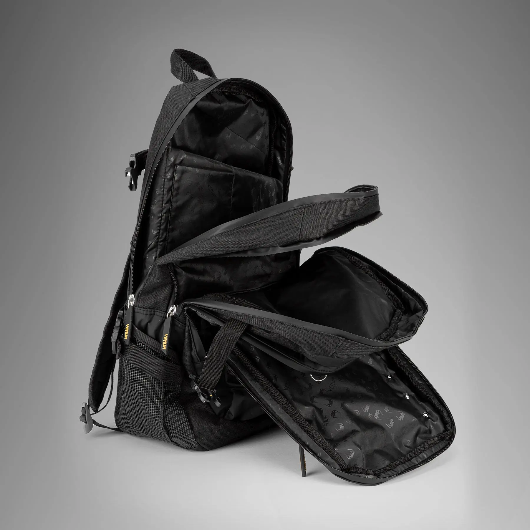Venum Challenger Pro Evo BackPack (20-25L) - Black/Gold отворено главно отделение