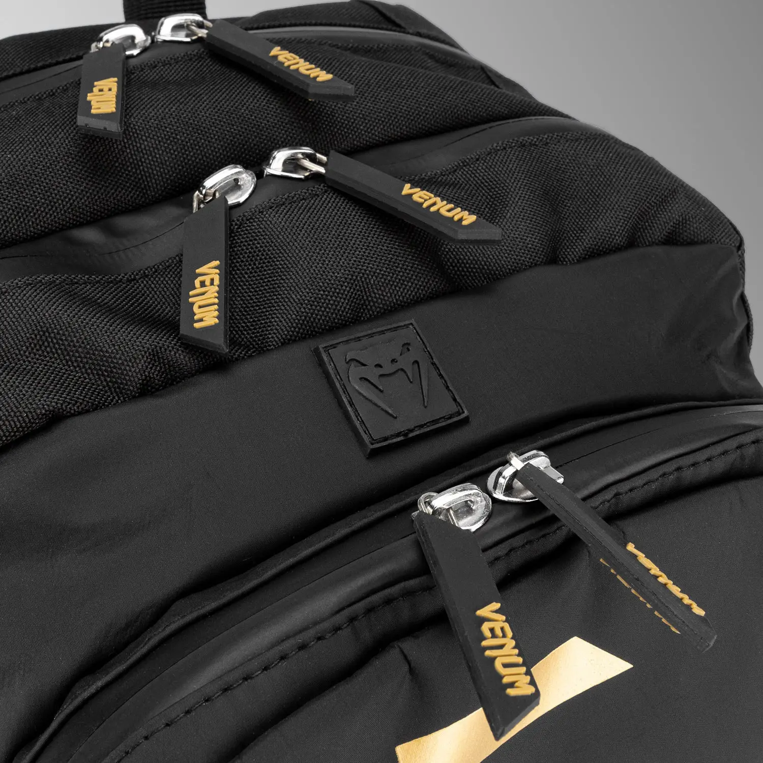Venum Challenger Pro Evo BackPack (20-25L) - Black/Gold детайл ципове и лого