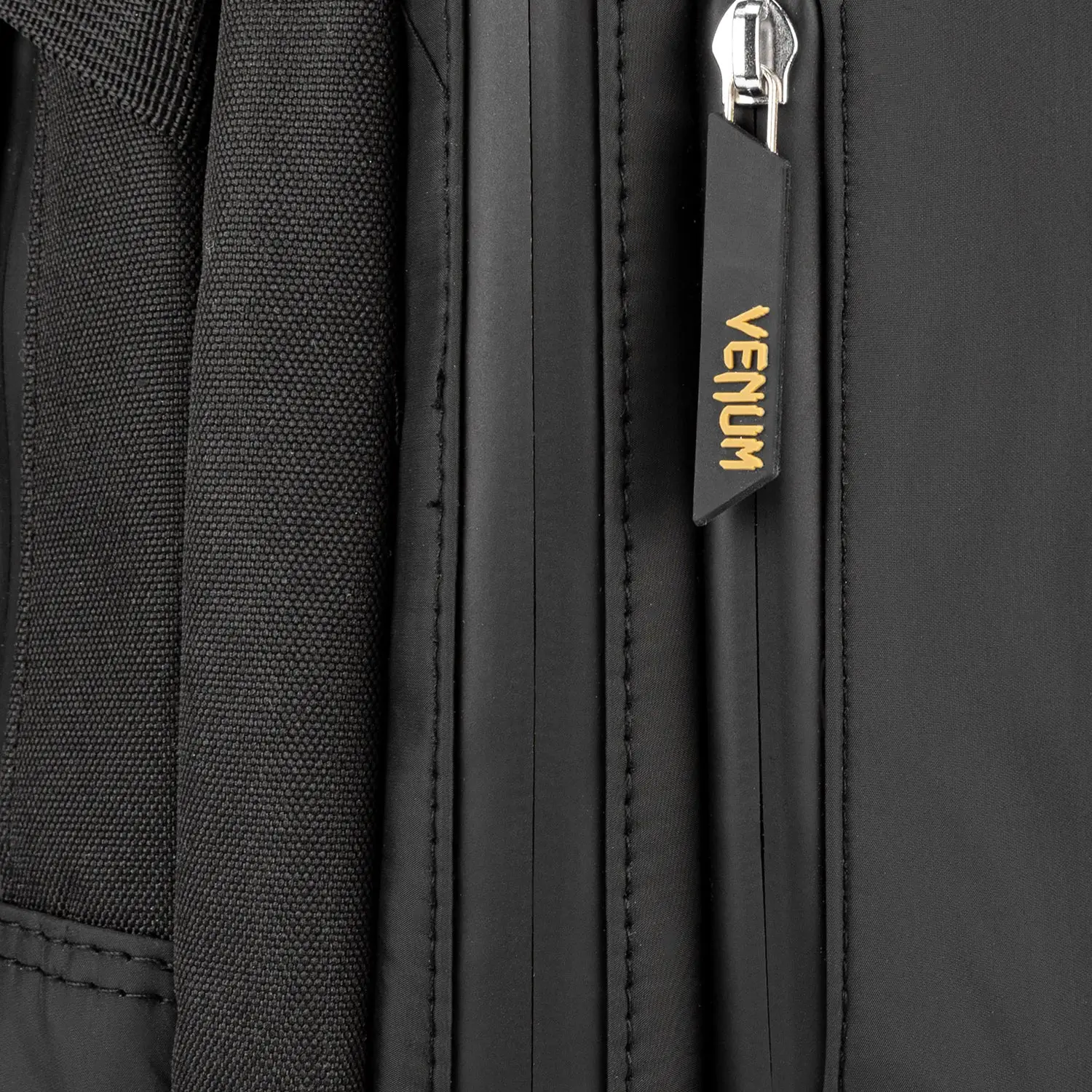 Venum Challenger Pro Evo BackPack (20-25L) - Black/Gold детайл цип