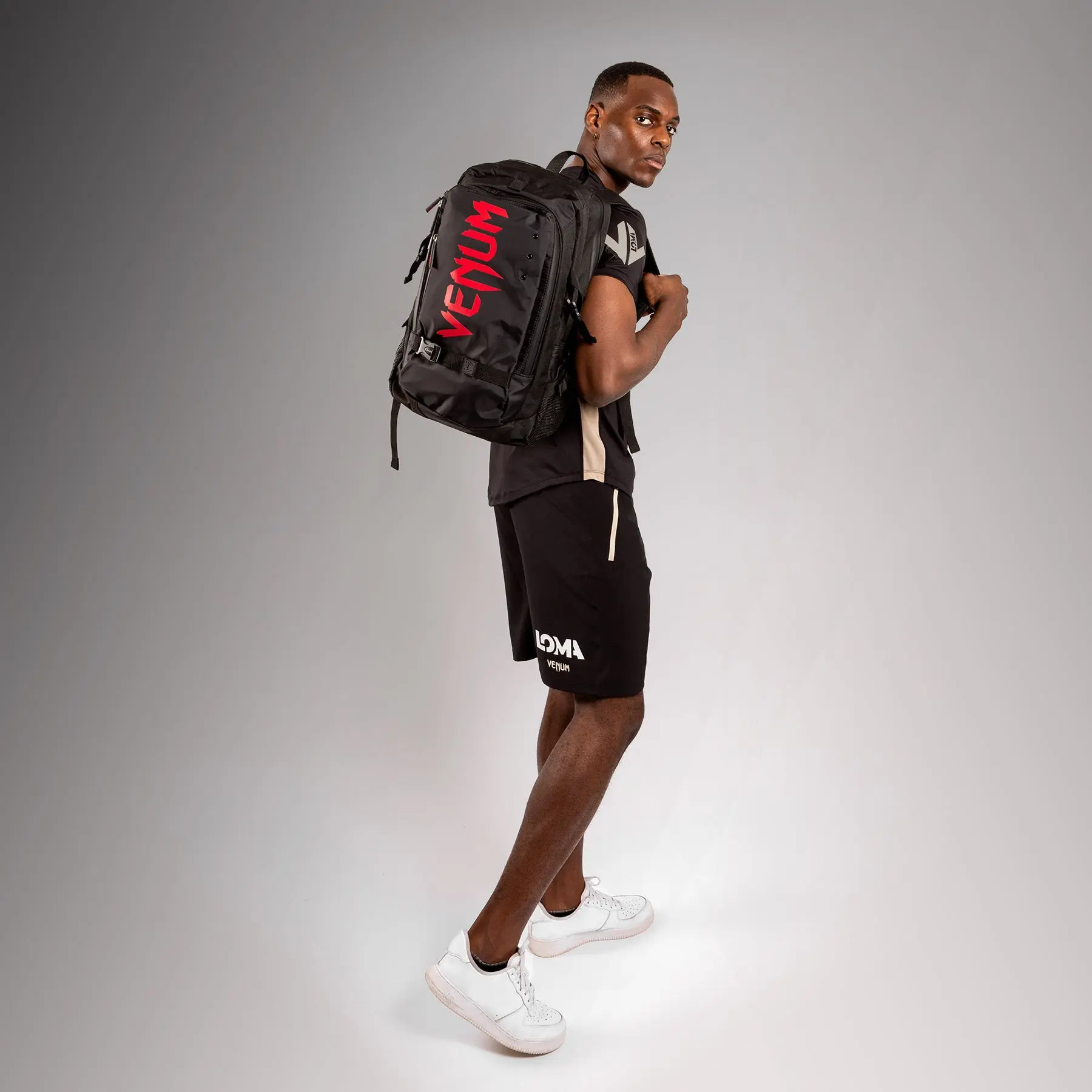 Venum Challenger Pro Evo BackPack (20-25L) - Black/Red, носен от модел