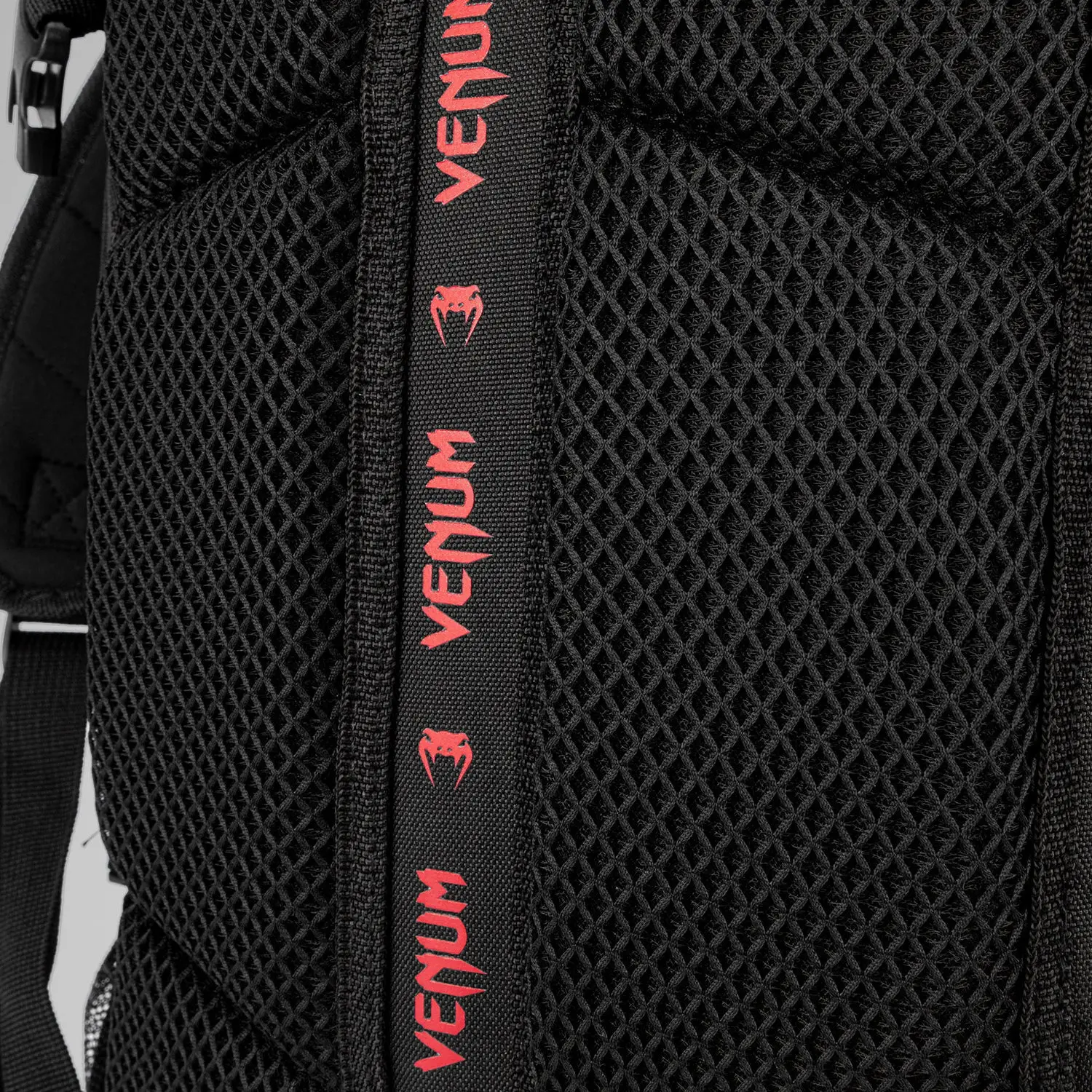 Venum Challenger Pro Evo BackPack (20-25L) - Black/Red, мрежеста задна част