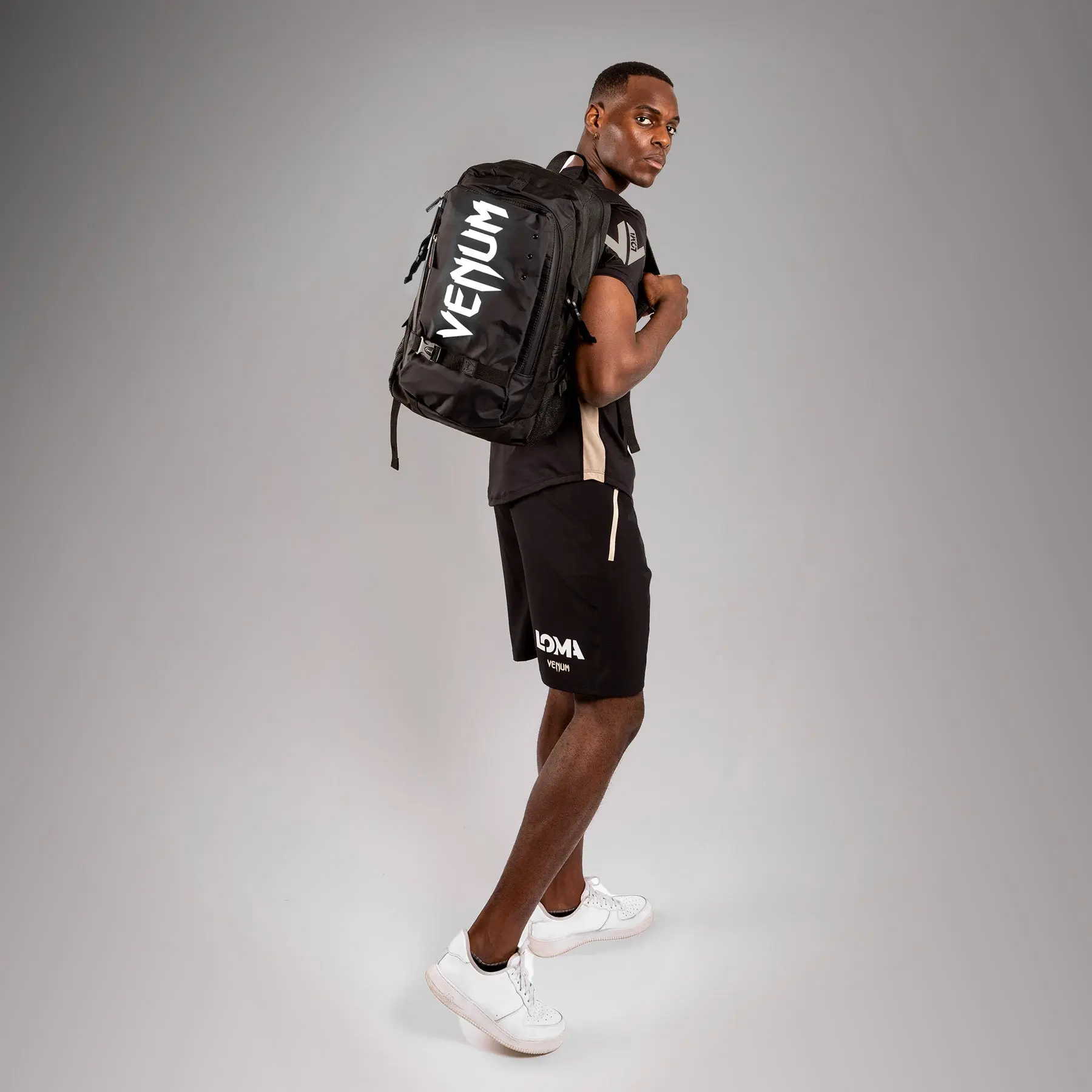 Venum Challenger Pro Evo BackPack (20-25L) - Black/White, носен от модел