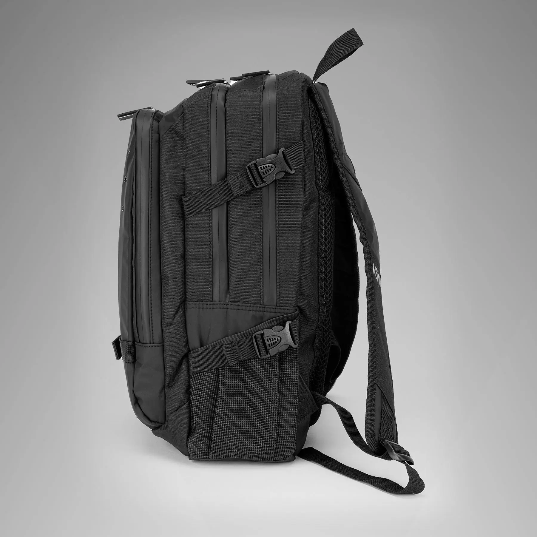 Venum Challenger Pro Evo BackPack (20-25L) - Black/White, десен профил