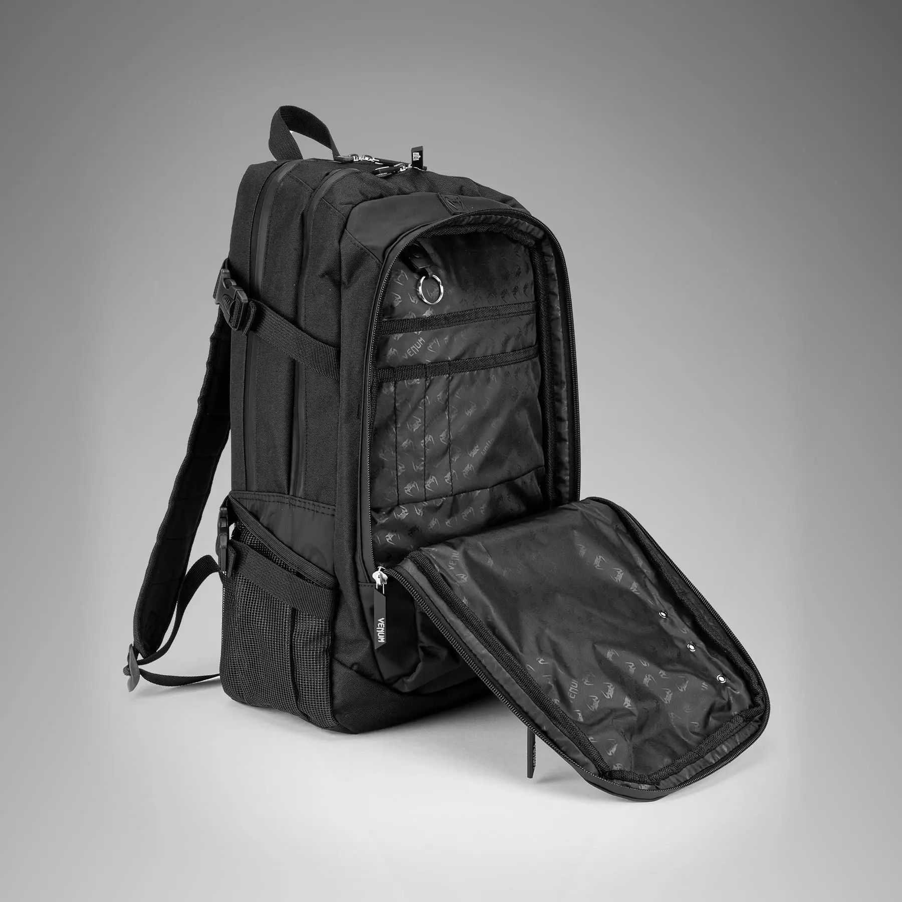 Venum Challenger Pro Evo BackPack (20-25L) - Black/White, отворен основен джоб