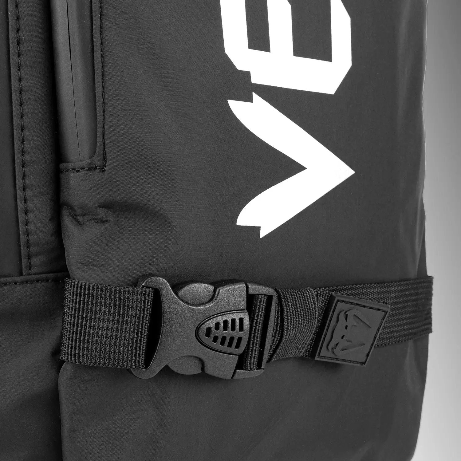 Venum Challenger Pro Evo BackPack (20-25L) - Black/White, закопчалка