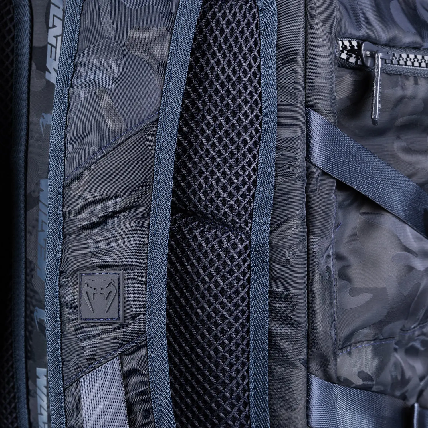 Venum Challenger Xtrem BackPack (50-63L) - Camo/Blue детайл на гърба