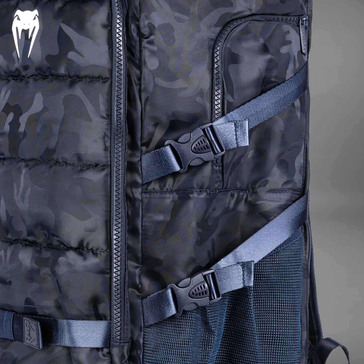Venum Challenger Xtrem BackPack (50-63L) - Camo/Blue детайл на предния джоб
