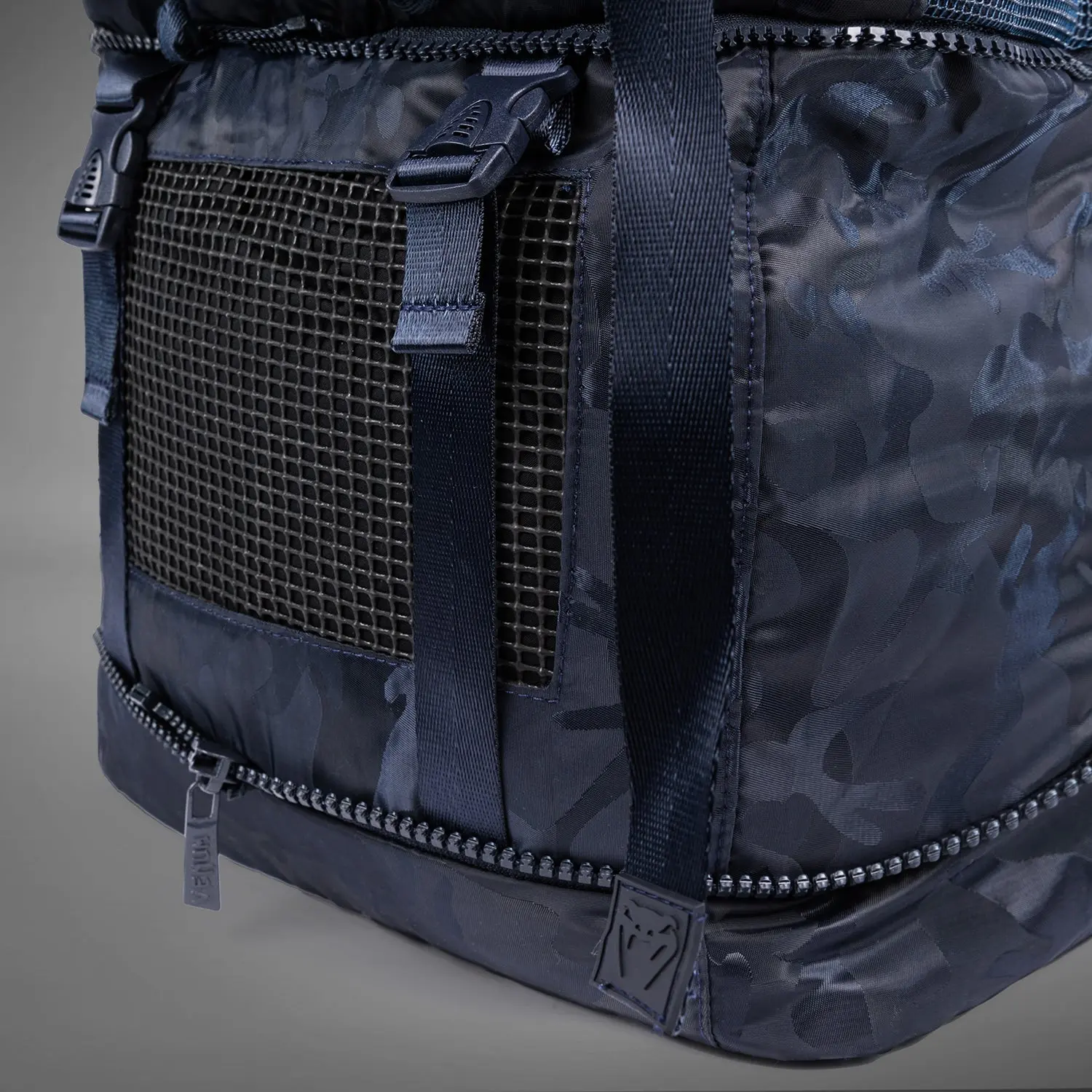 Venum Challenger Xtrem BackPack (50-63L) - Camo/Blue детайл на долния джоб