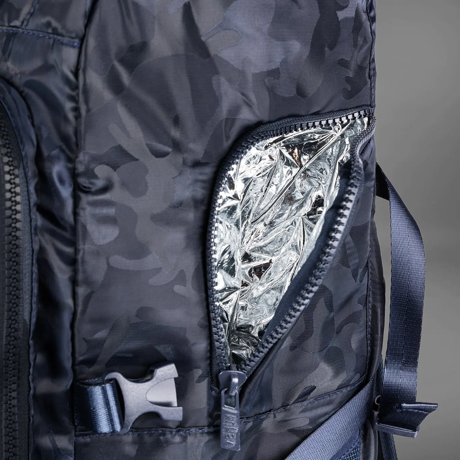 Venum Challenger Xtrem BackPack (50-63L) - Camo/Blue детайл на термоизолиран джоб