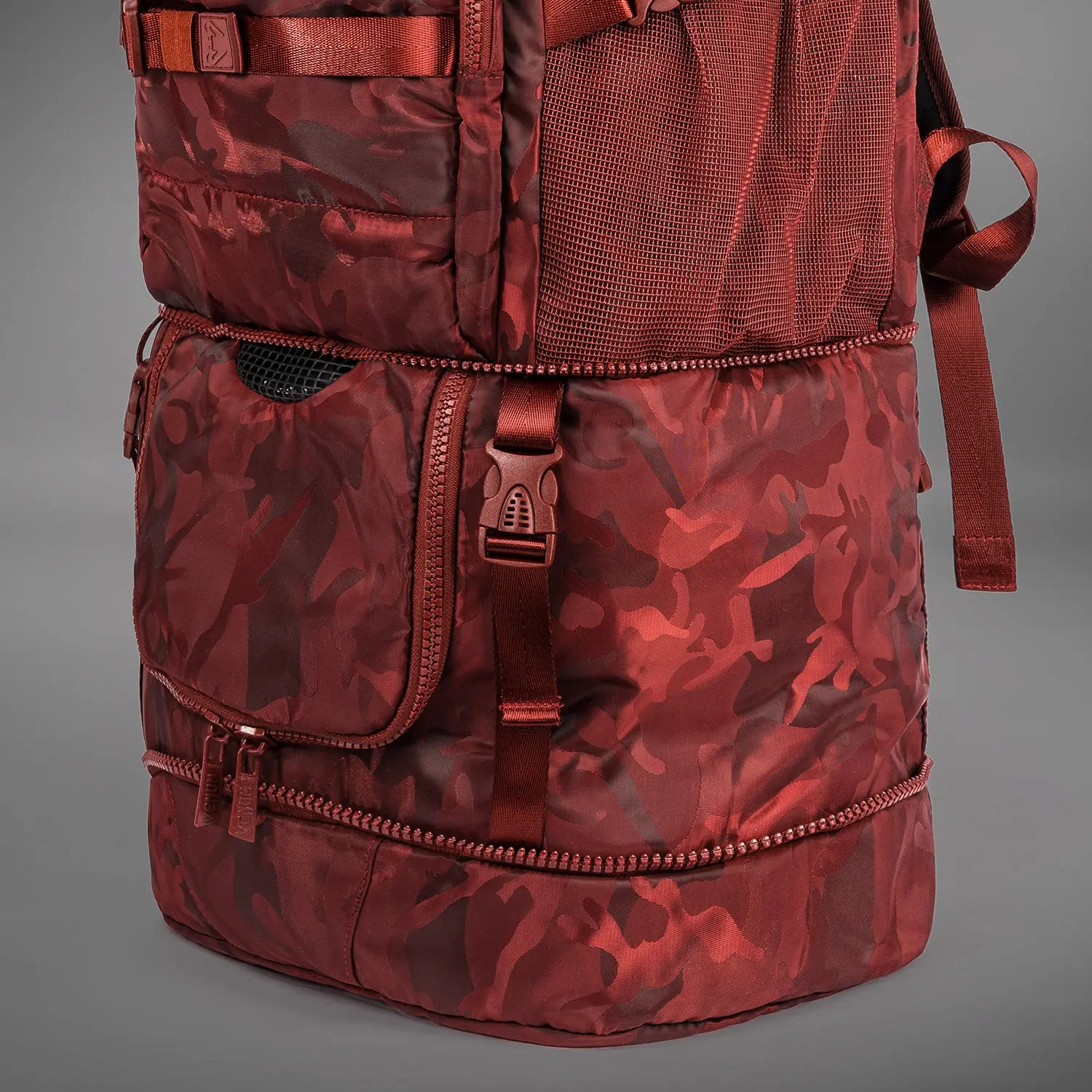 Venum Challenger Xtrem BackPack (50-63L) - Camo/Burgundy детайл долна секция и ципове