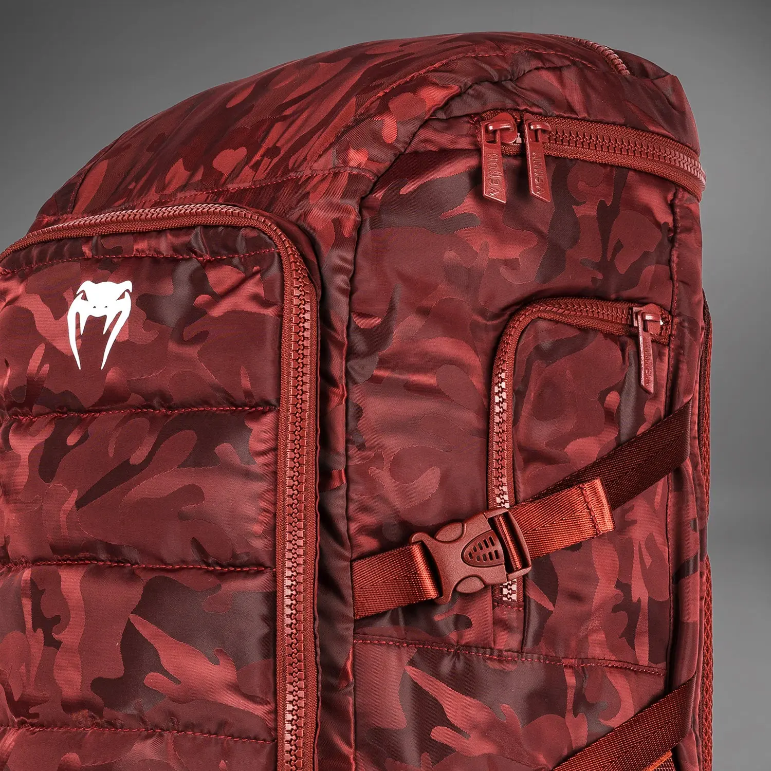 Venum Challenger Xtrem BackPack (50-63L) - Camo/Burgundy детайл цип и лого