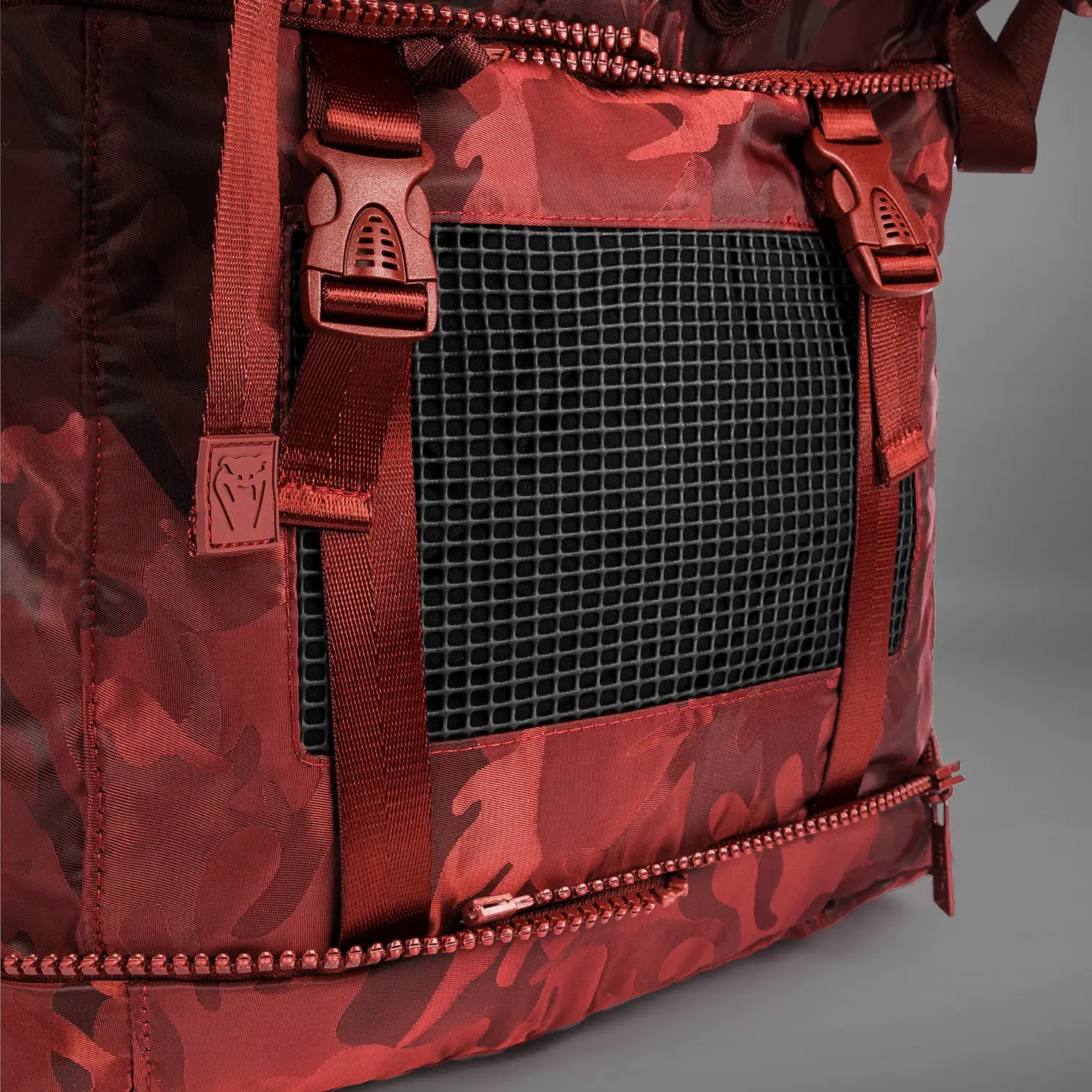 Venum Challenger Xtrem BackPack (50-63L) - Camo/Burgundy детайл мрежест панел и катарами