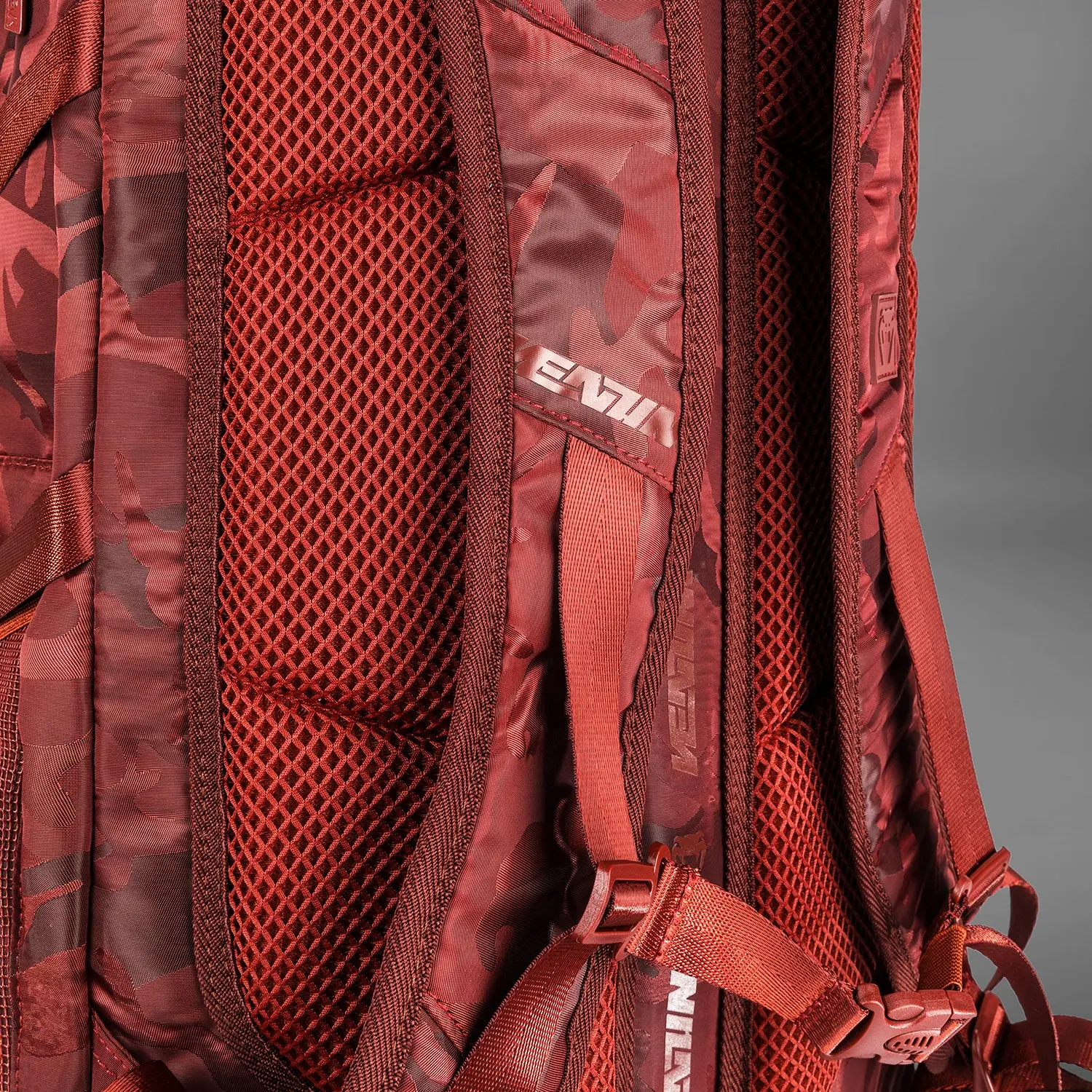 Venum Challenger Xtrem BackPack (50-63L) - Camo/Burgundy детайл презрамки и мрежеста материя