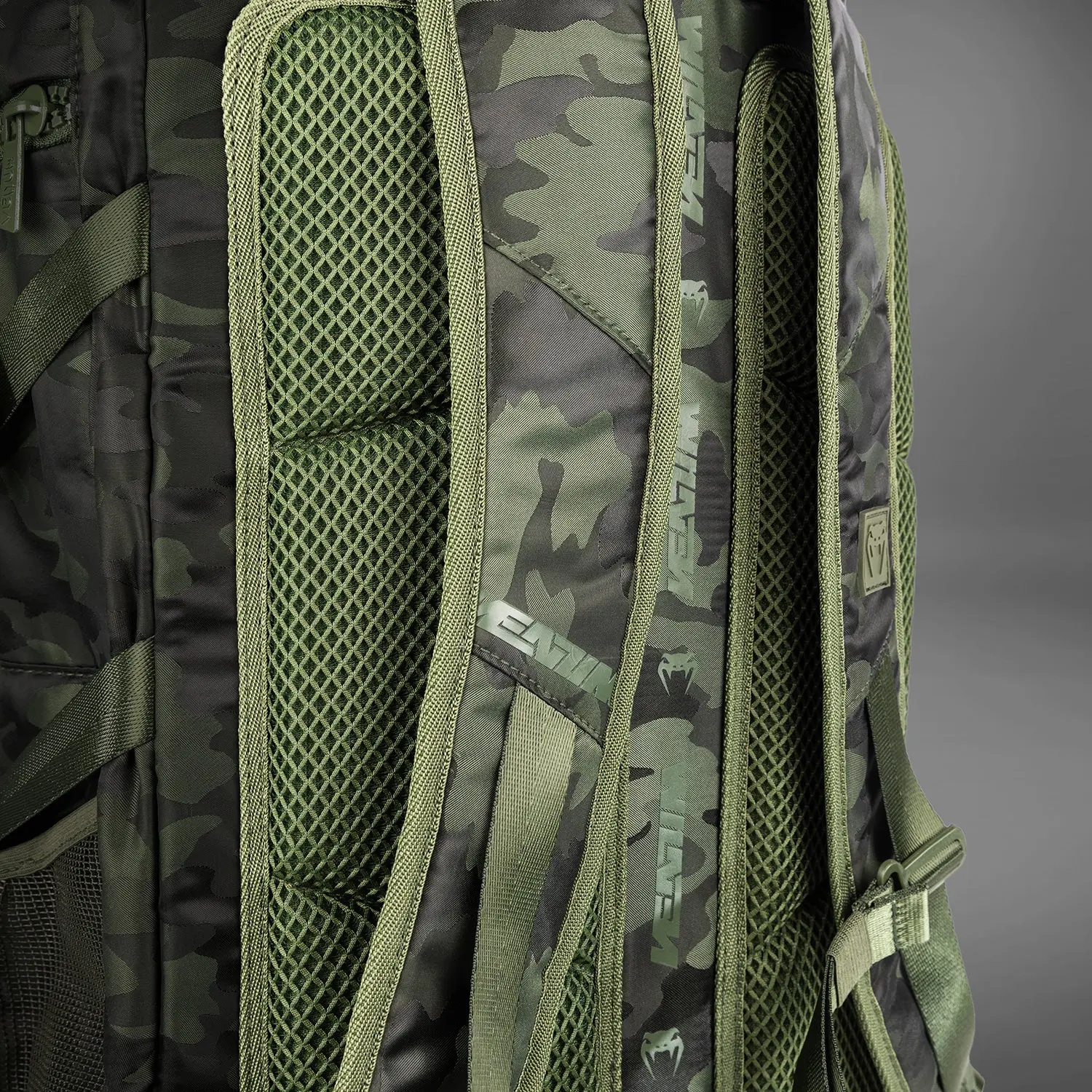 Venum Challenger Xtrem BackPack (50-63L) - Khaki/Camo, детайл от раменните презрамки