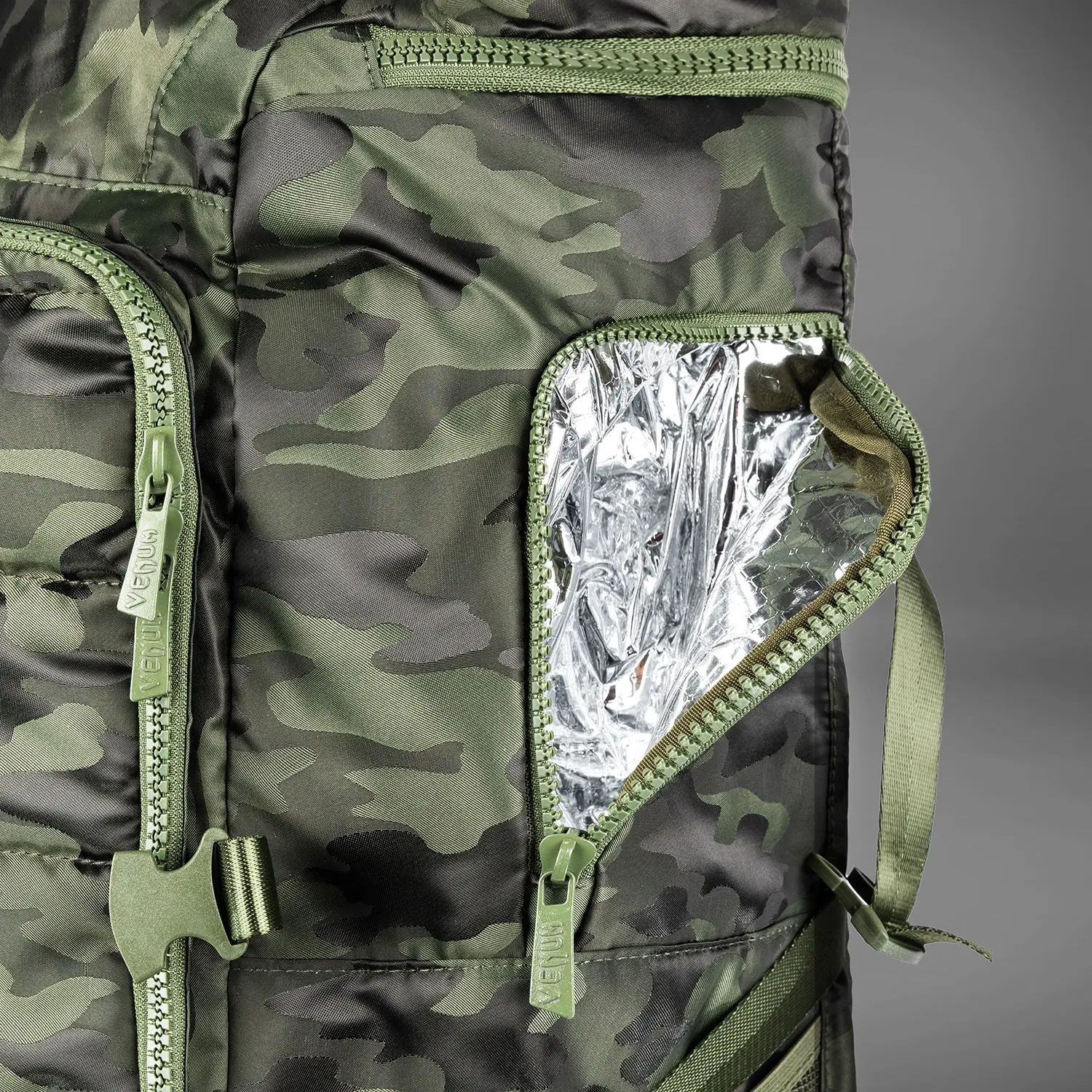 Venum Challenger Xtrem BackPack (50-63L) - Khaki/Camo, отворен преден джоб с термоизолация