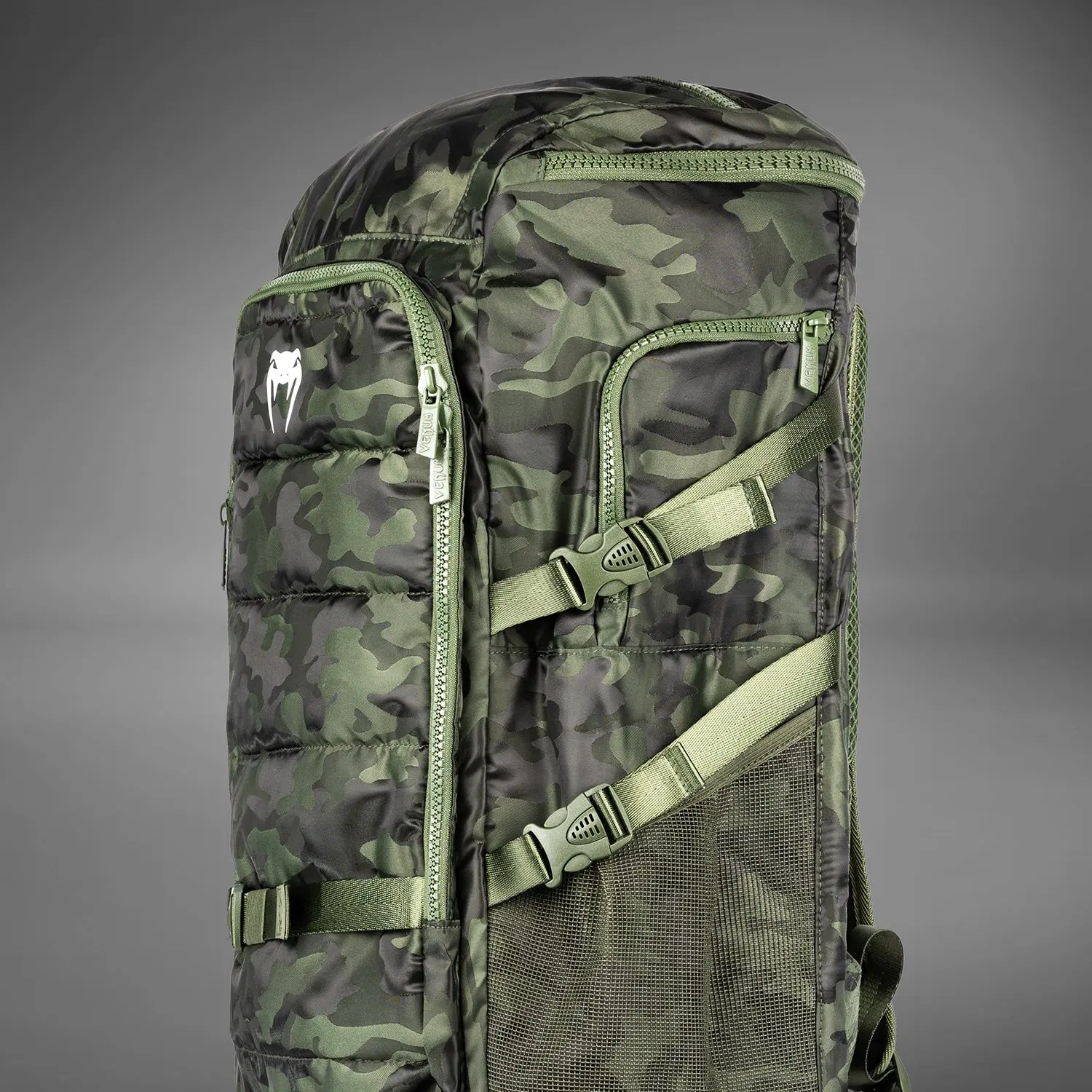 Venum Challenger Xtrem BackPack (50-63L) - Khaki/Camo, детайл от ципа и мрежестия панел
