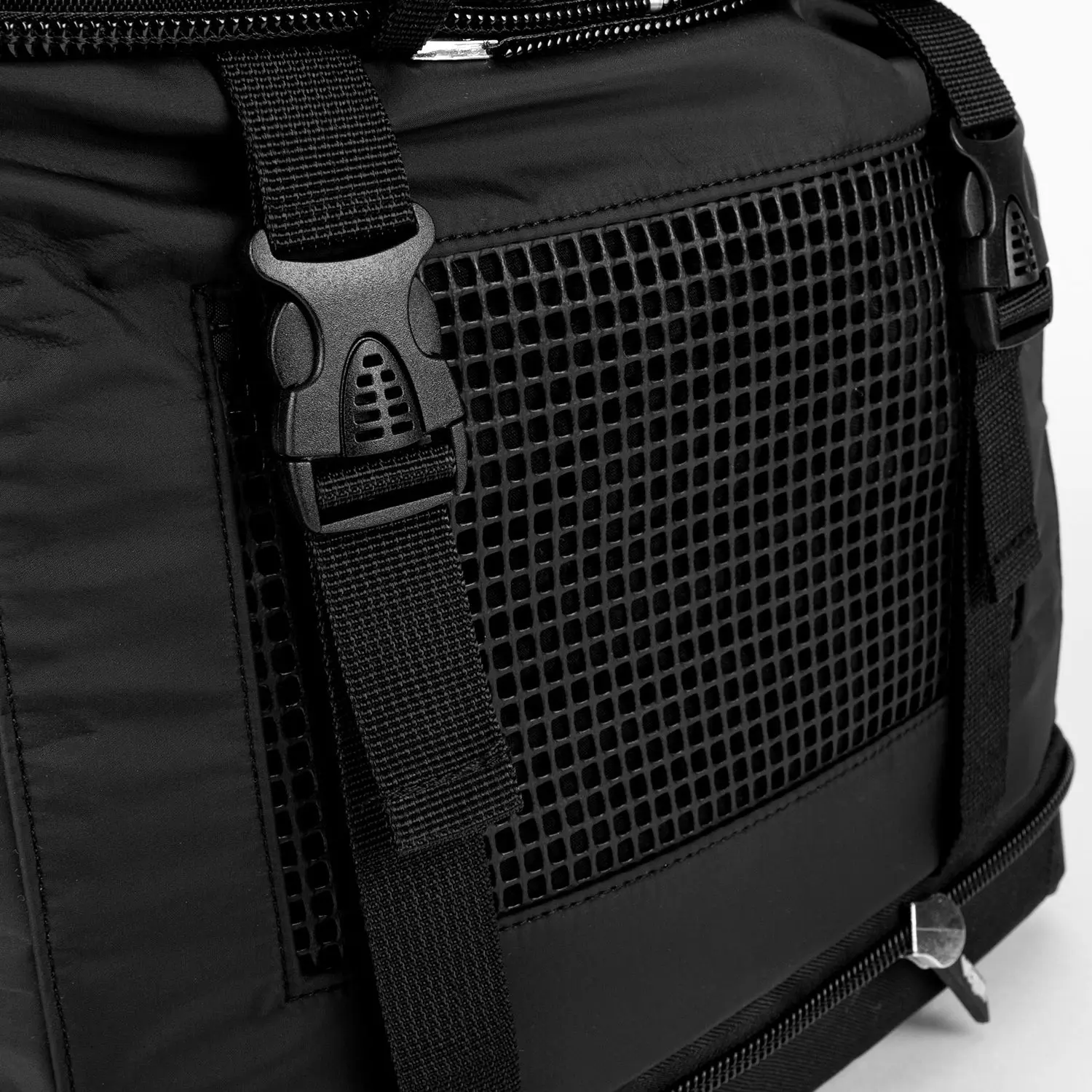 Venum Challenger Xtrem Evo BackPack (50-63L) вентилационна мрежа