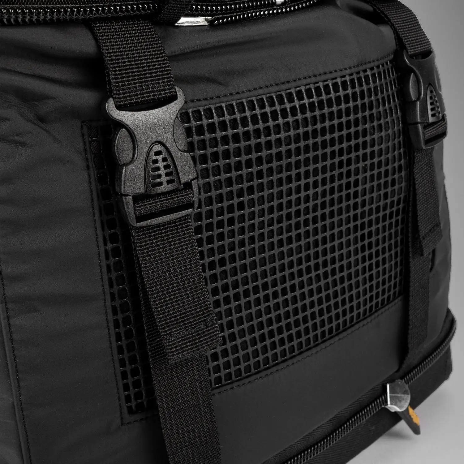 Venum Challenger Xtrem Evo BackPack (50-63L) - Black/Gold, детайл мрежест вентилационен панел
