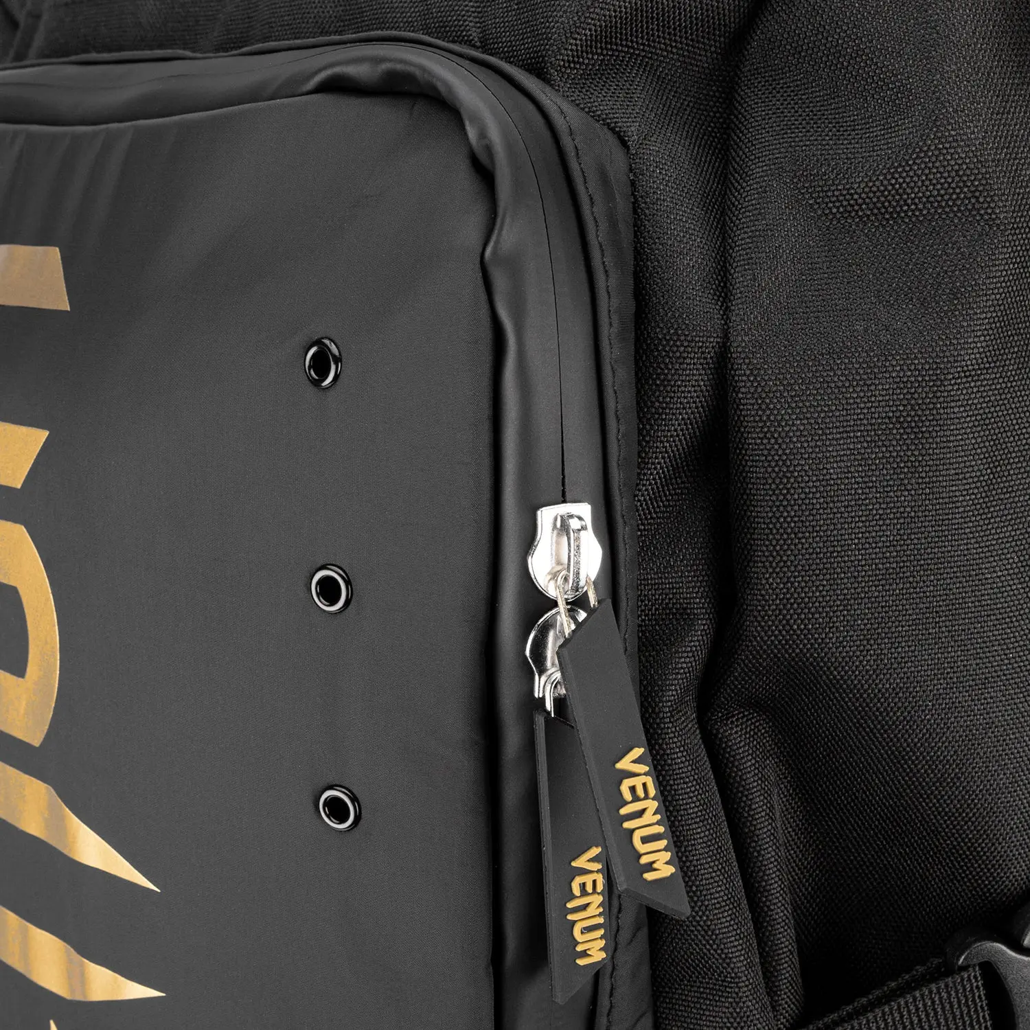 Venum Challenger Xtrem Evo BackPack (50-63L) - Black/Gold, детайл цип с етикет Venum