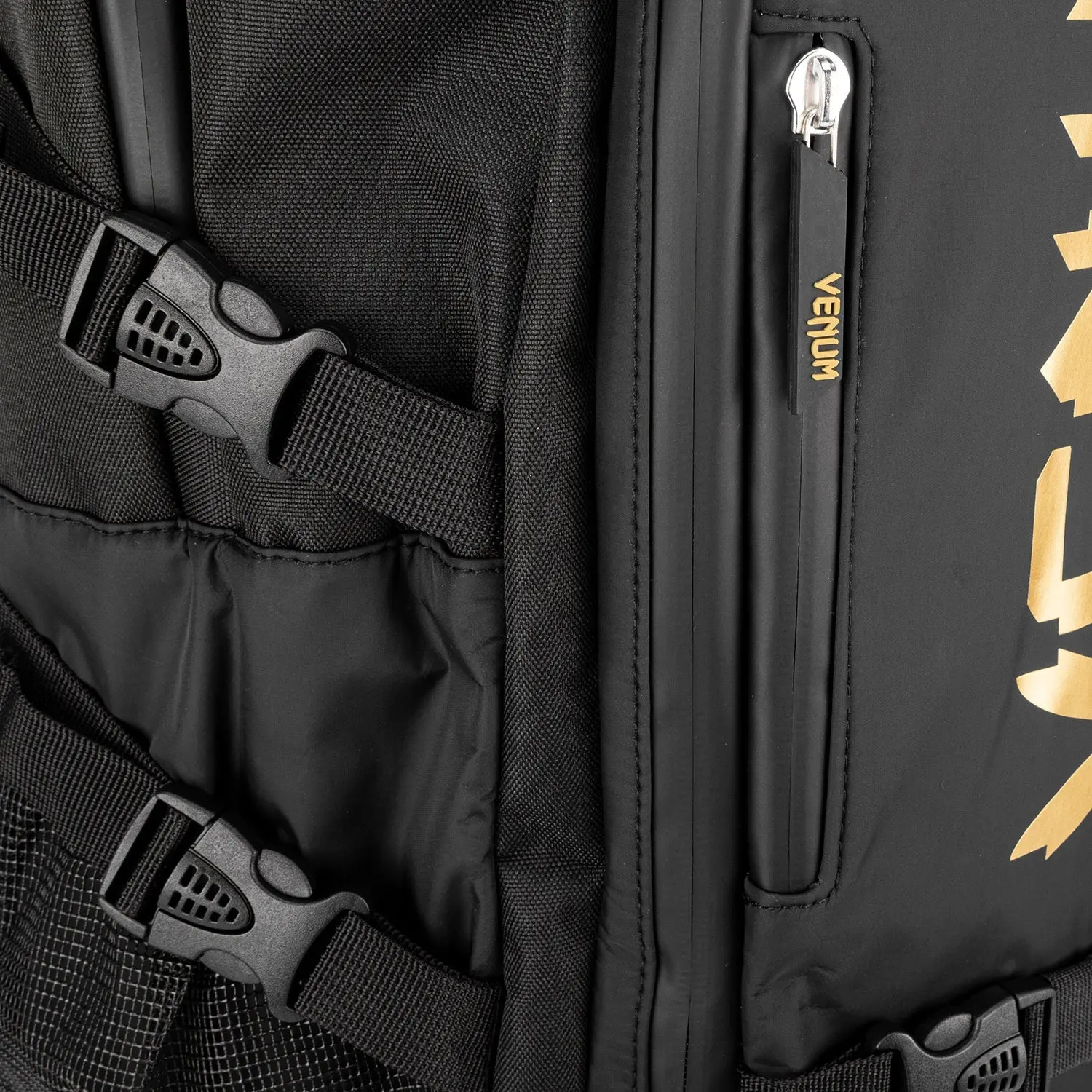 Venum Challenger Xtrem Evo BackPack (50-63L) - Black/Gold, детайл странични катарами и цип