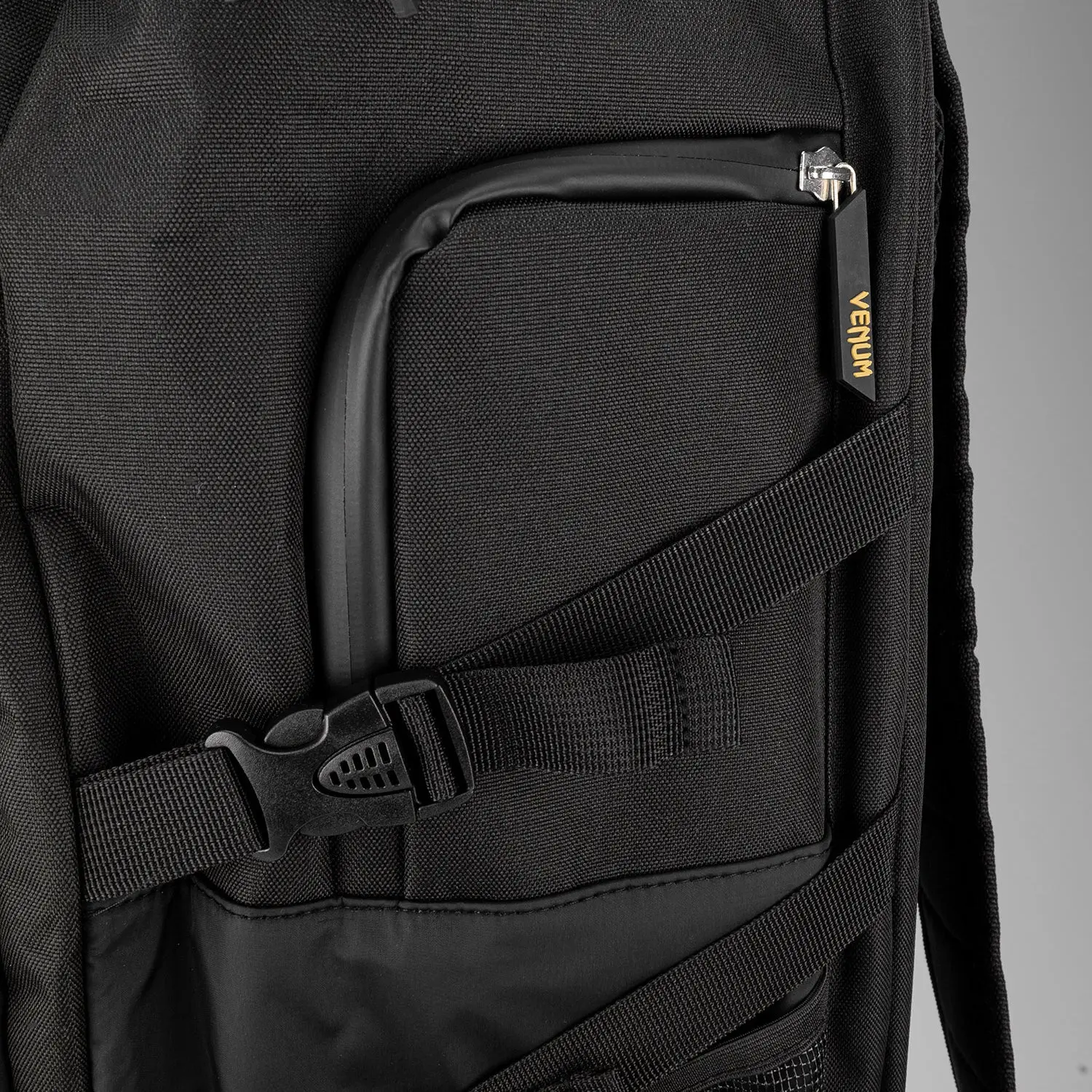 Venum Challenger Xtrem Evo BackPack (50-63L) - Black/Gold, детайл странично отделение с цип