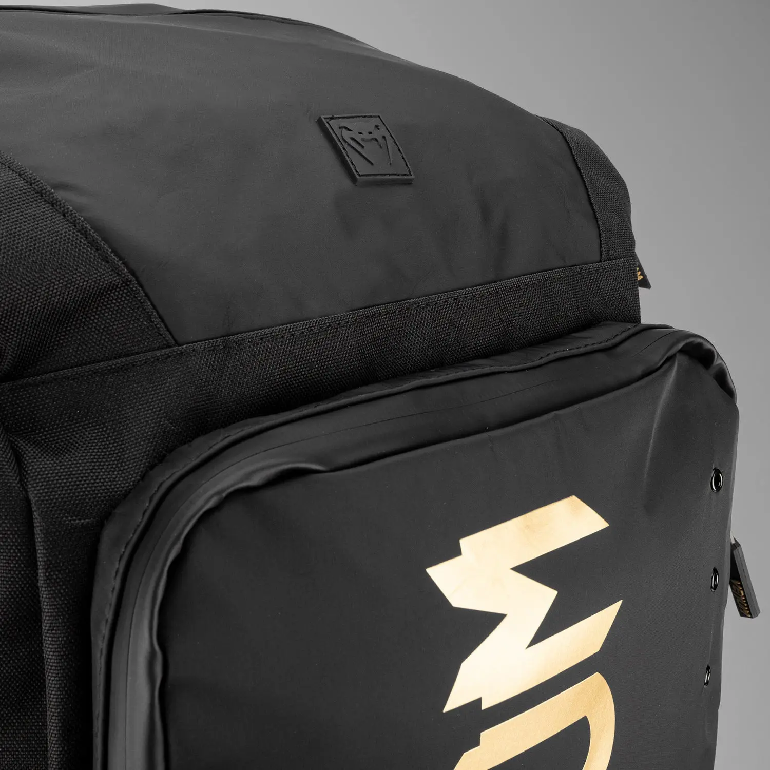 Venum Challenger Xtrem Evo BackPack (50-63L) - Black/Gold, детайл горна част с лого Venum