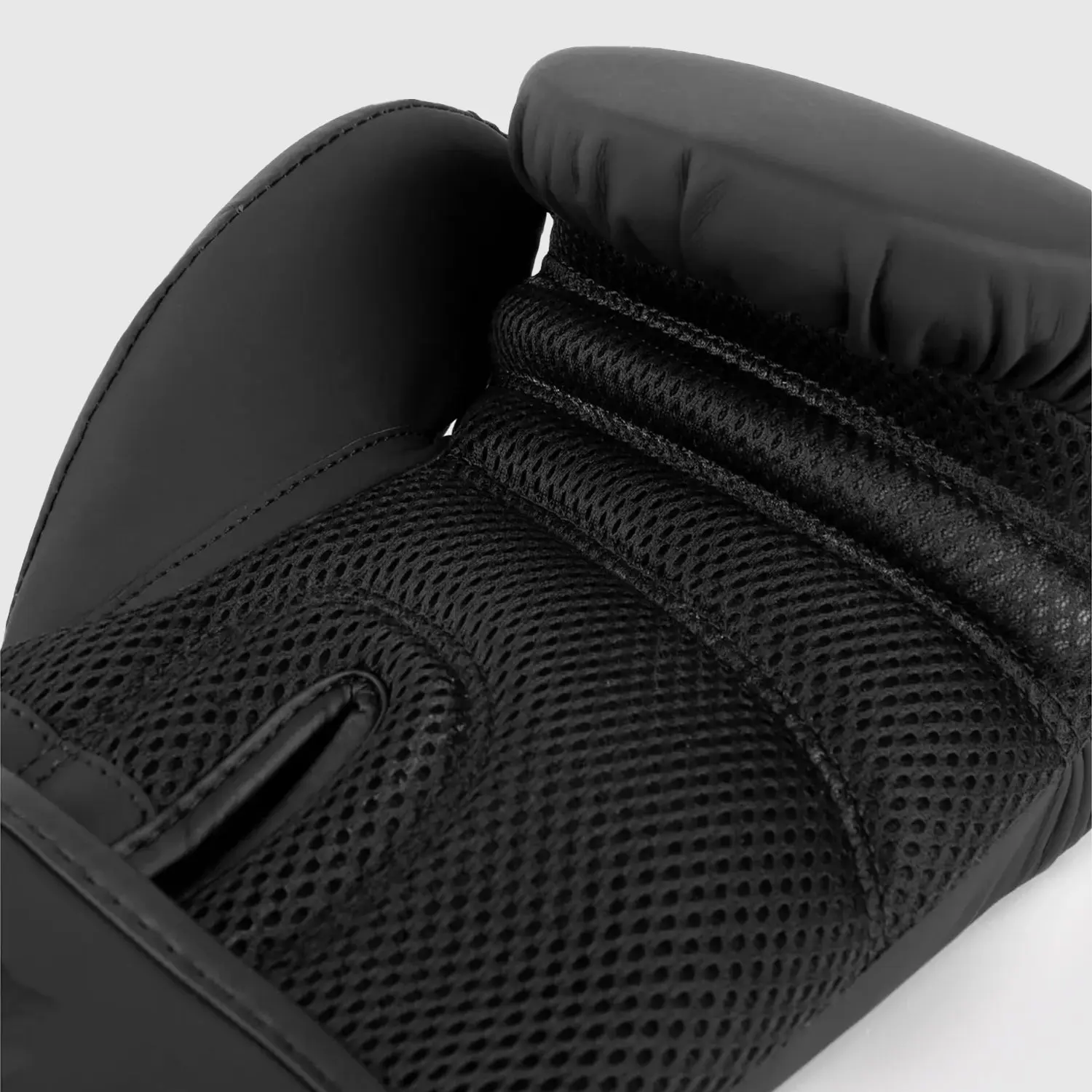 Venum Classic Boxing Gloves - Black/Black - WLMT Edition близък план на ръкавицата