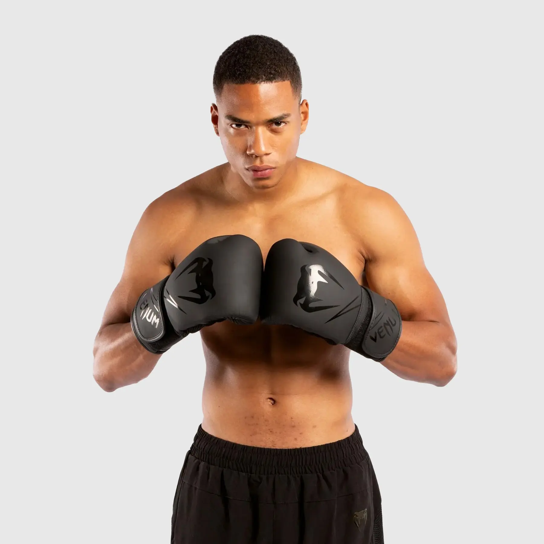Мъж с Venum Classic Boxing Gloves - Black/Black - WLMT Edition