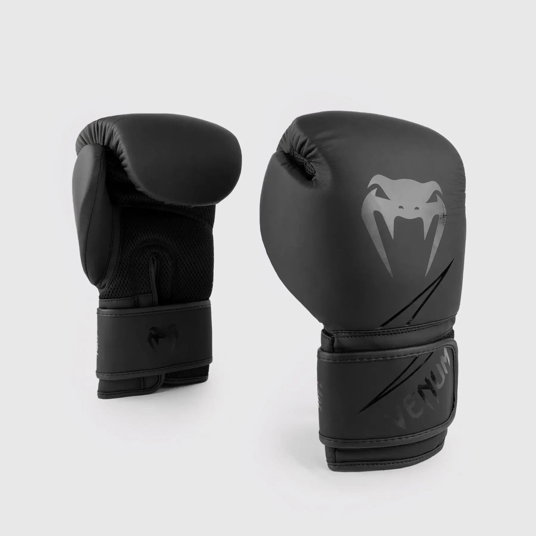 Venum Classic Boxing Gloves - Black/Black - WLMT Edition преден изглед