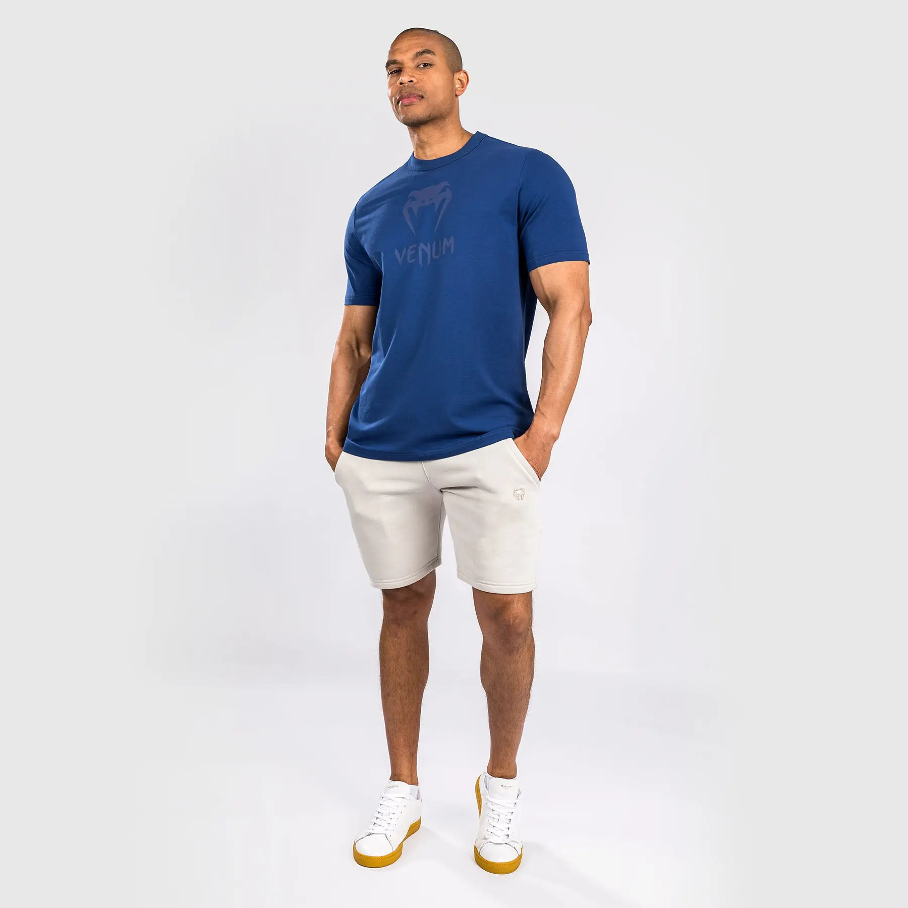 Тениска Venum Classic T-shirt Navy Blue, носена от мъж - преден изглед