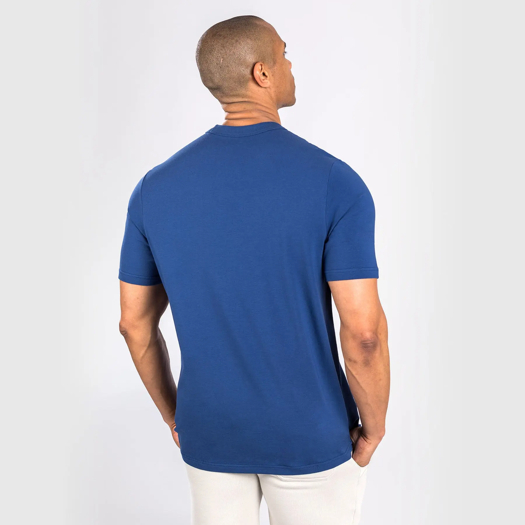 Тениска Venum Classic T-shirt Navy Blue, носена от мъж - заден изглед