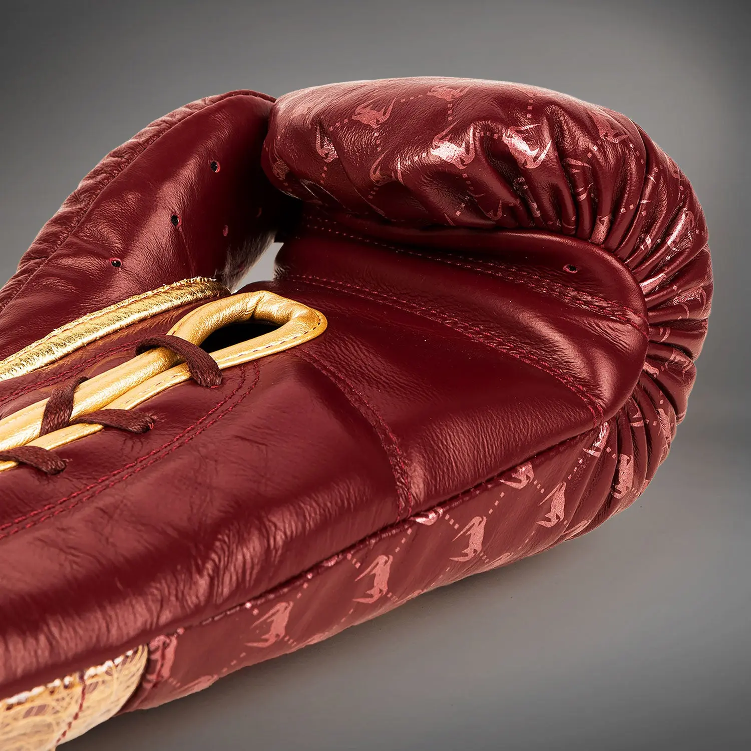 Venum Coco Monogram Pro Lace Up Boxing Gloves - Garnet Red детайл