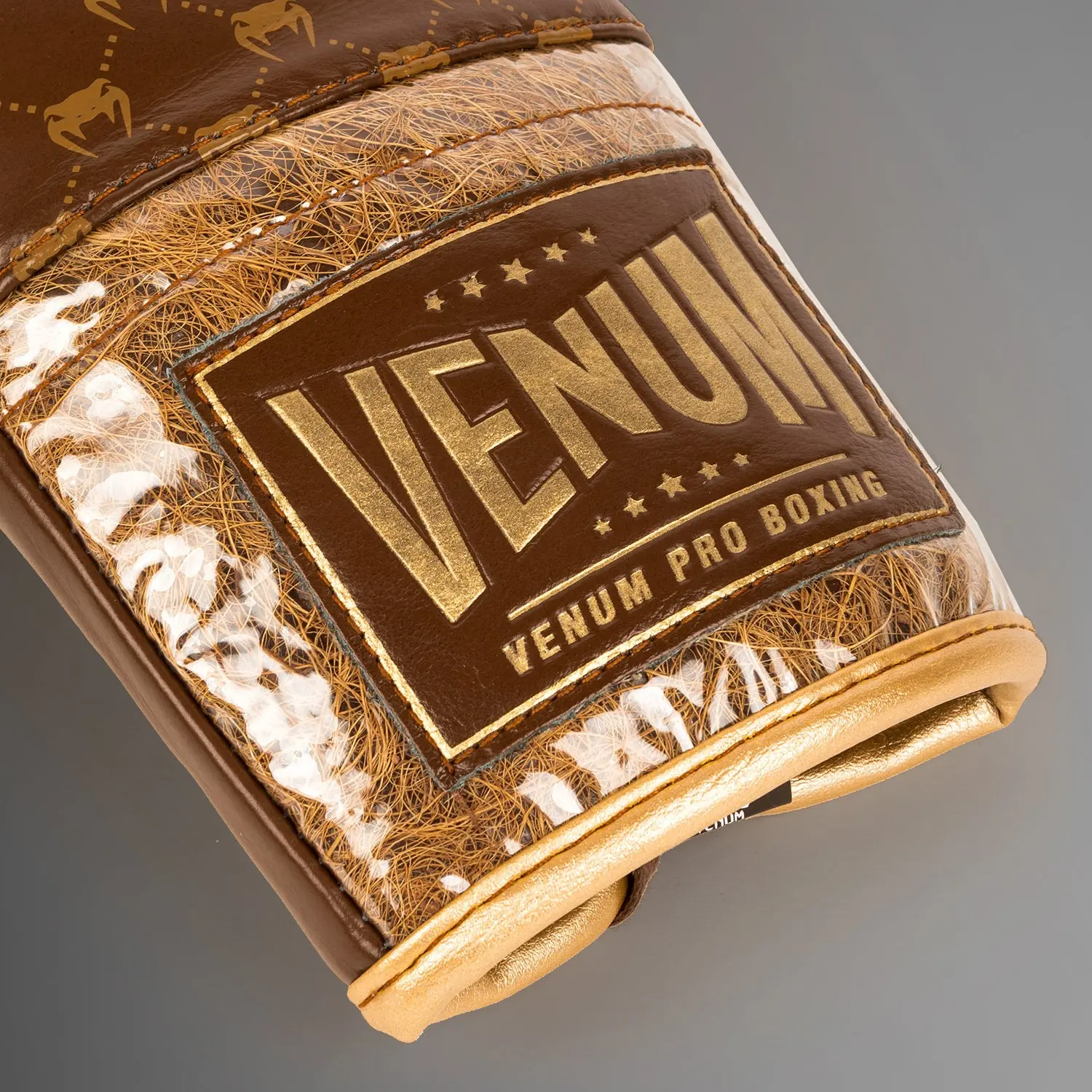 Venum Coco Monogram Pro Lace Up Boxing Gloves - Grizzly Brown детайл на етикета