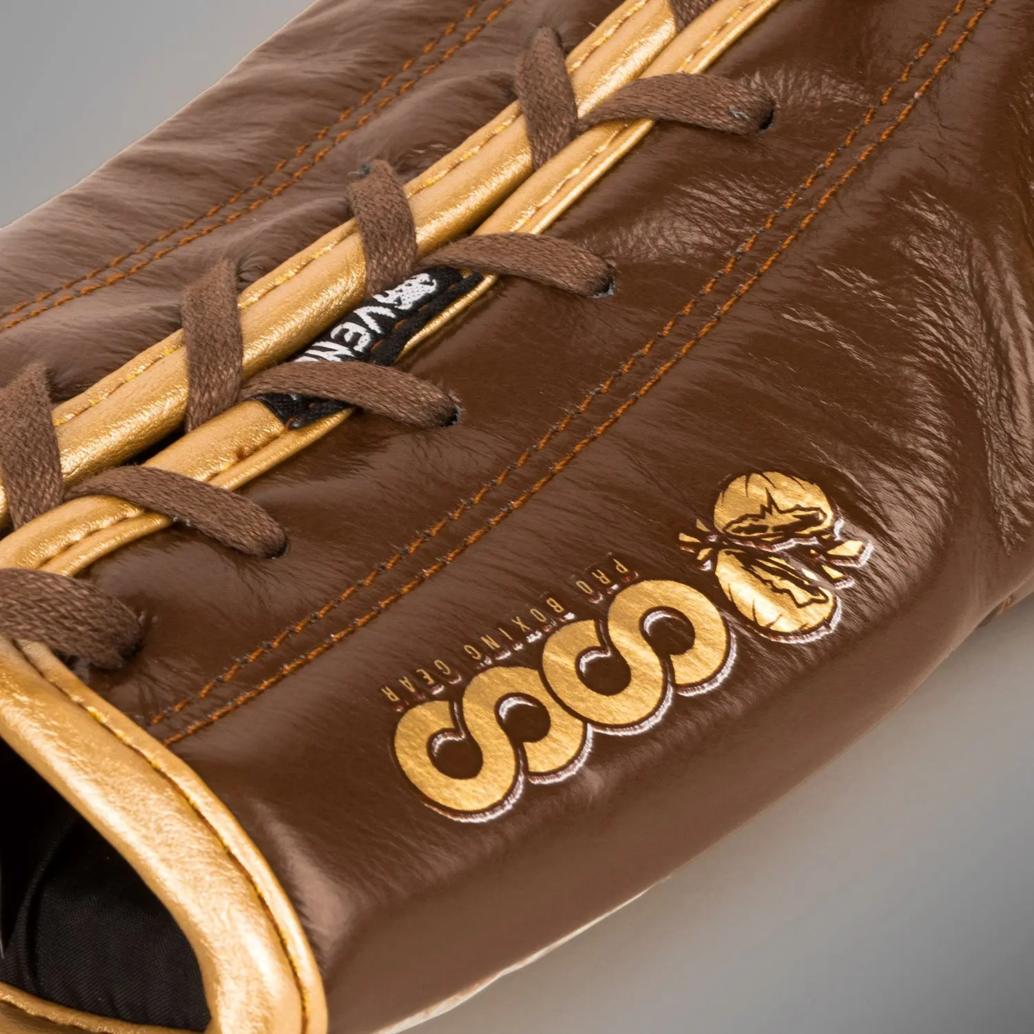 Venum Coco Monogram Pro Lace Up Boxing Gloves - Grizzly Brown детайл на връзките
