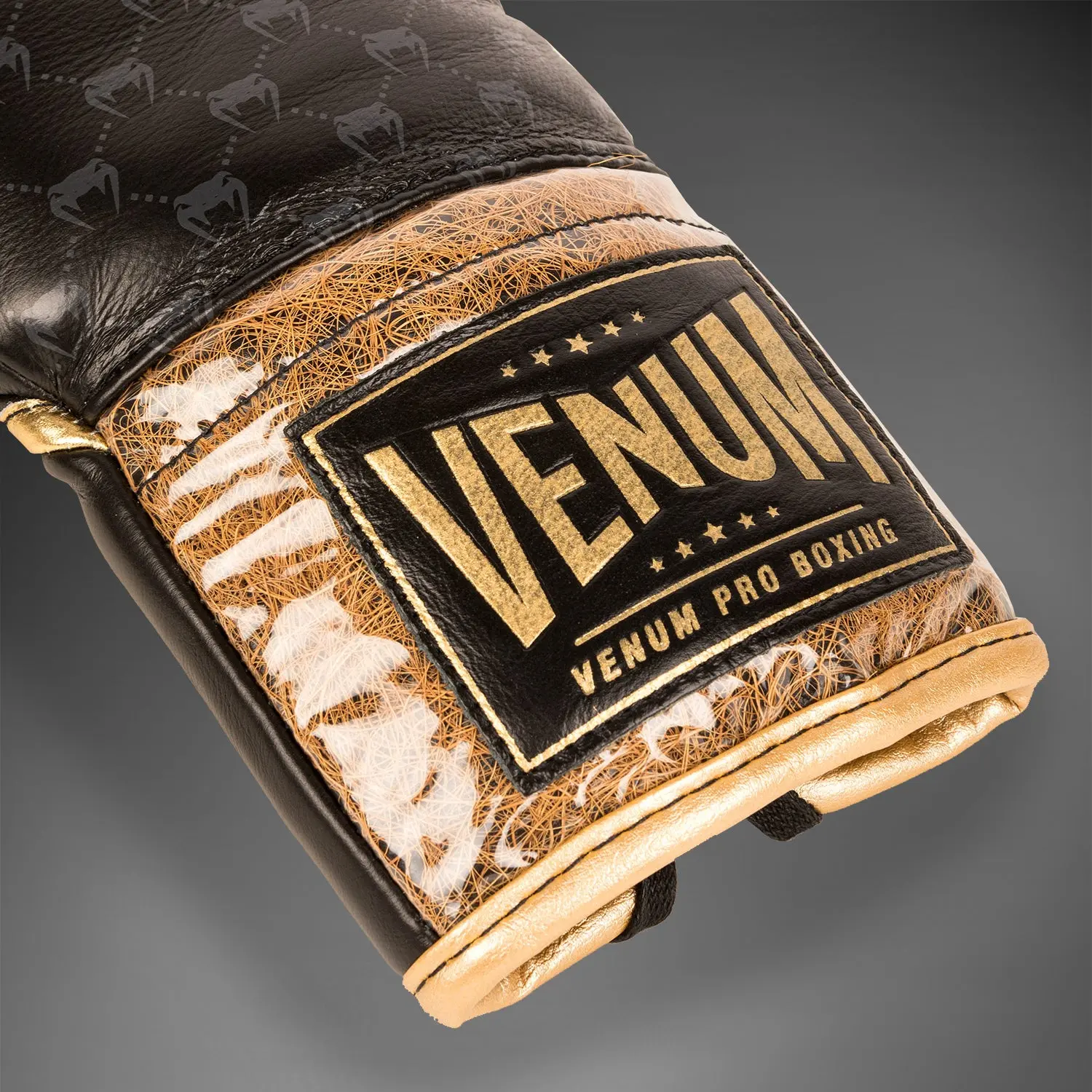 Venum Coco Monogram Pro Lace Up Boxing Gloves - Intense Black лого Venum